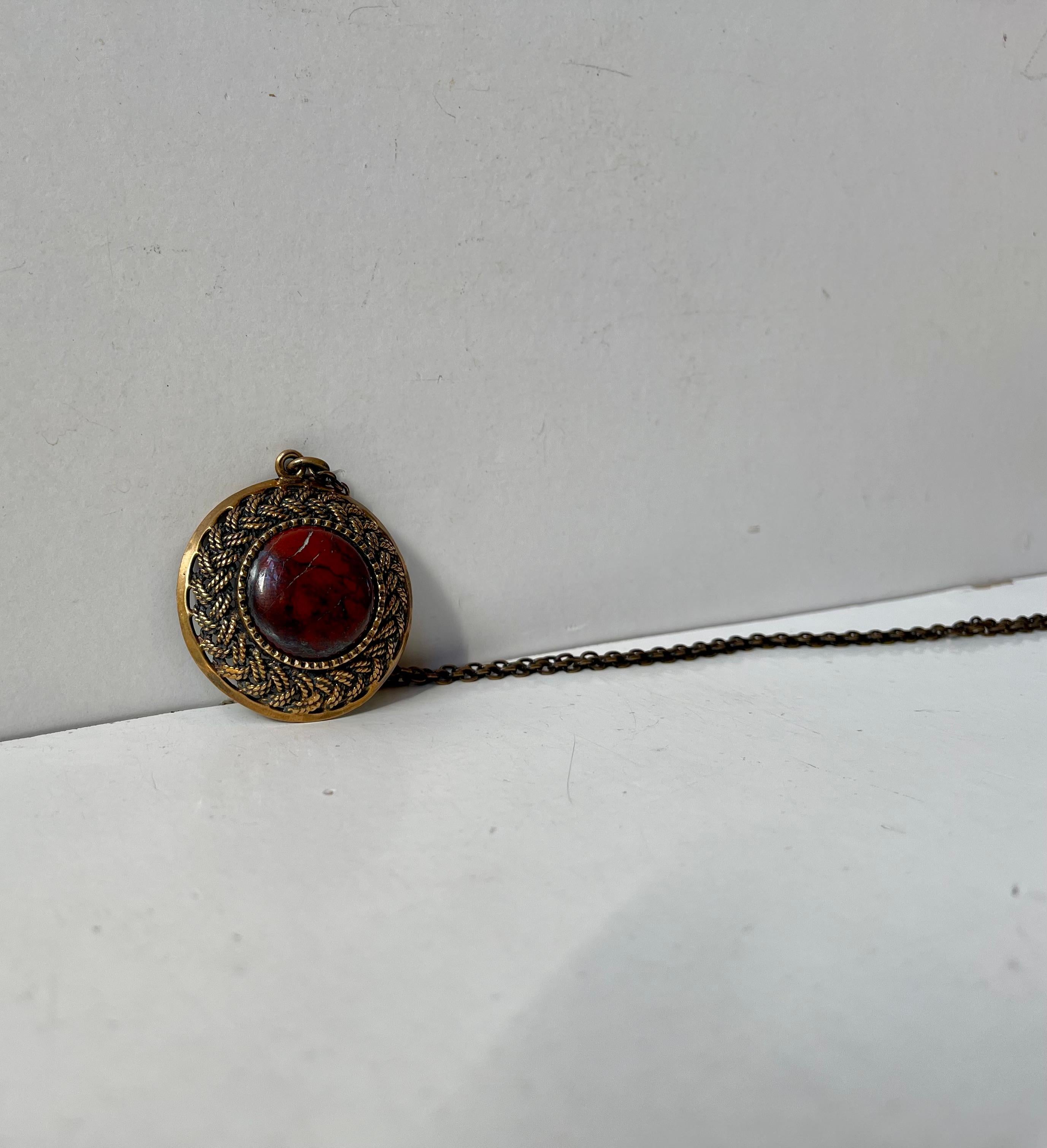 Scandinavo moderno Collana con ciondolo a scudo di Pentti Sarpaneva in bronzo e diaspro sanguigno, 1960 in vendita