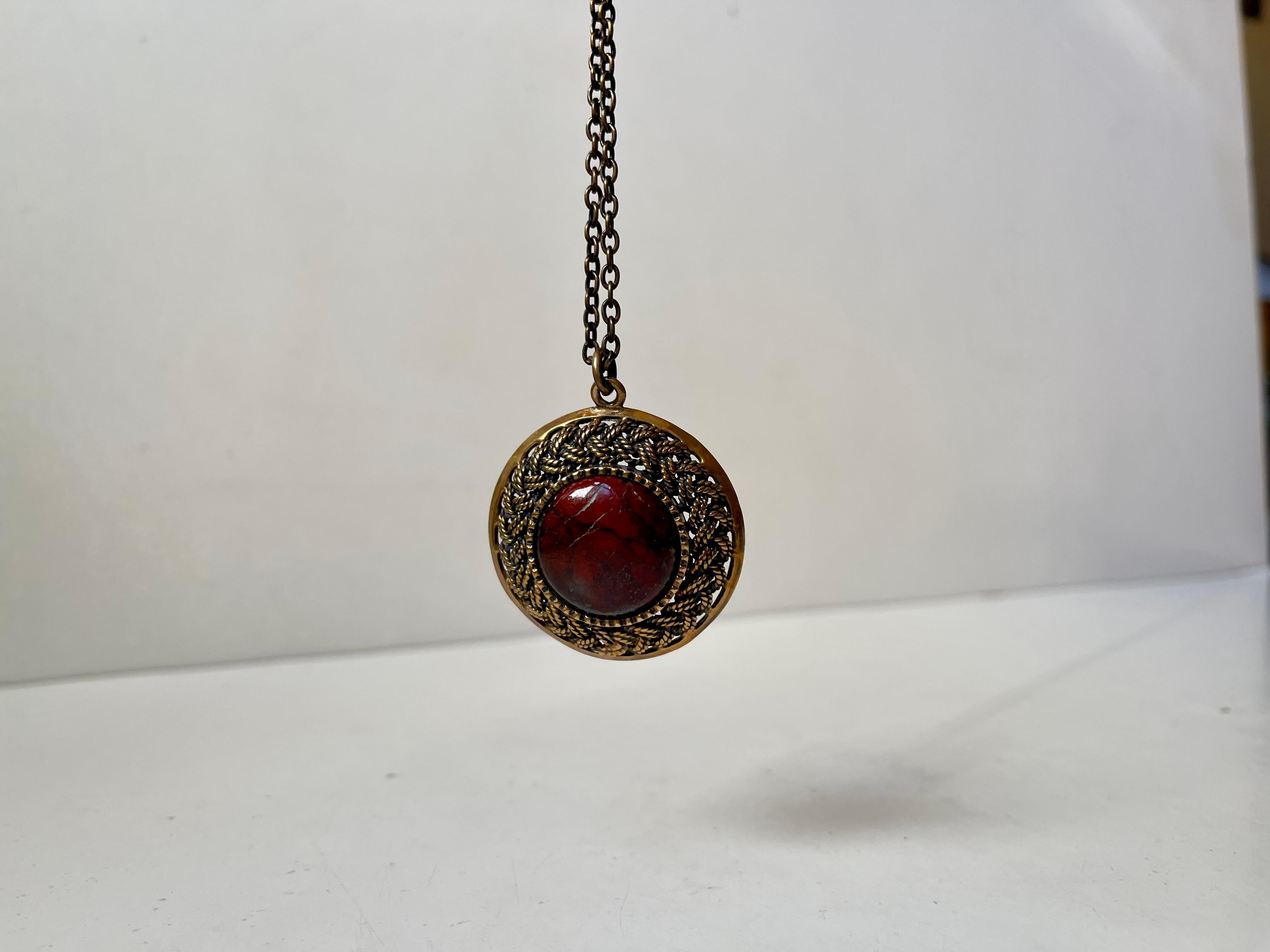 Finlandese Collana con ciondolo a scudo di Pentti Sarpaneva in bronzo e diaspro sanguigno, 1960 in vendita