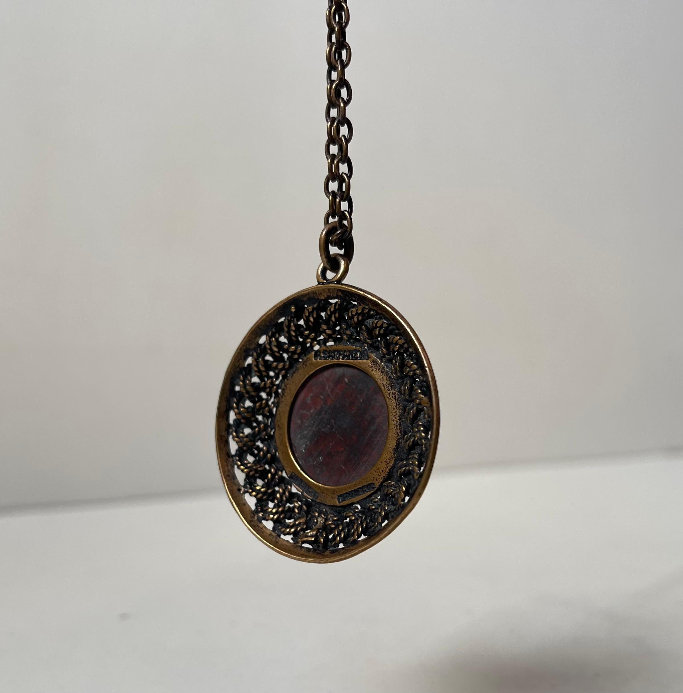 Collana con ciondolo a scudo di Pentti Sarpaneva in bronzo e diaspro sanguigno, 1960 In condizioni buone in vendita a Esbjerg, DK