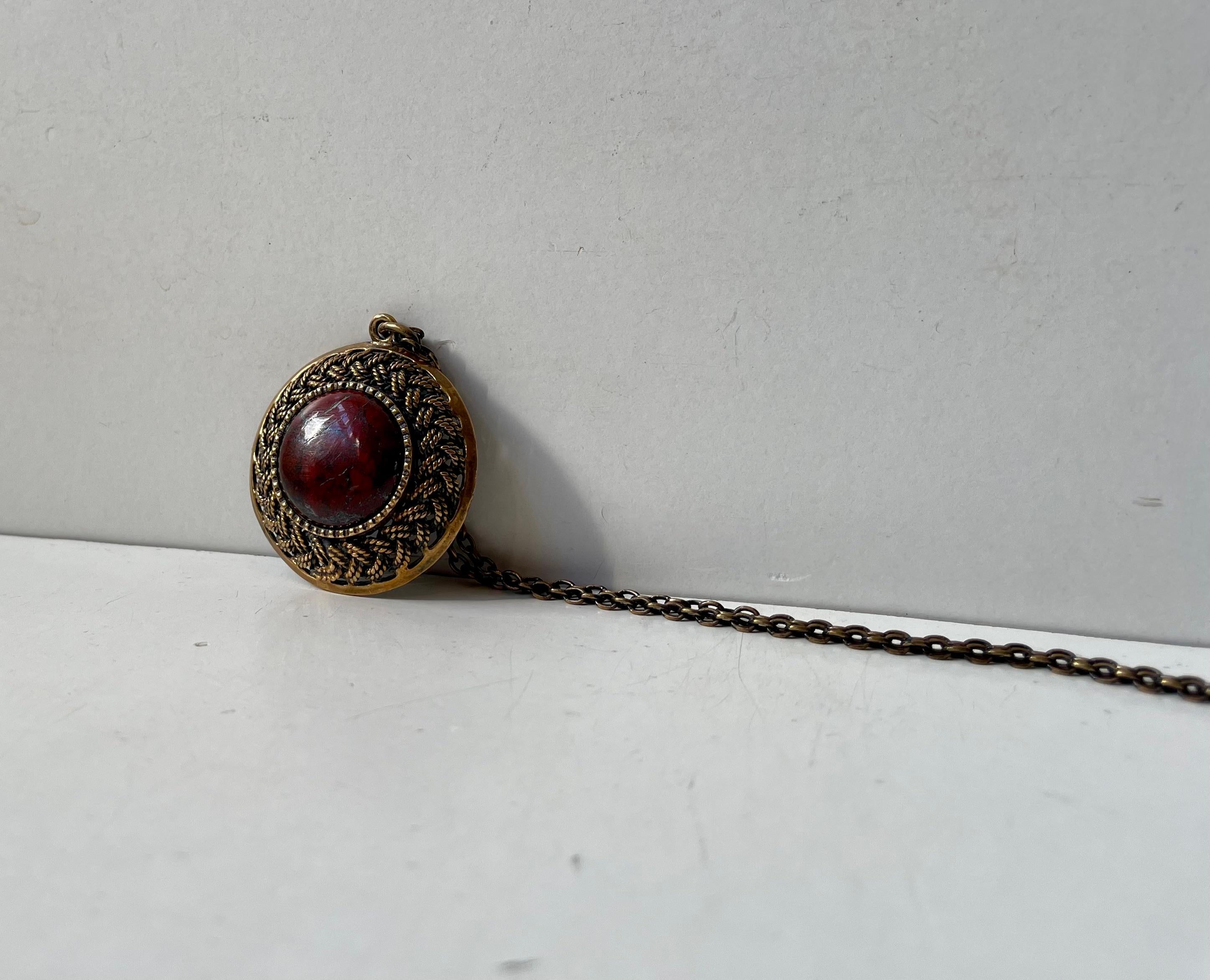 Metà XX secolo Collana con ciondolo a scudo di Pentti Sarpaneva in bronzo e diaspro sanguigno, 1960 in vendita