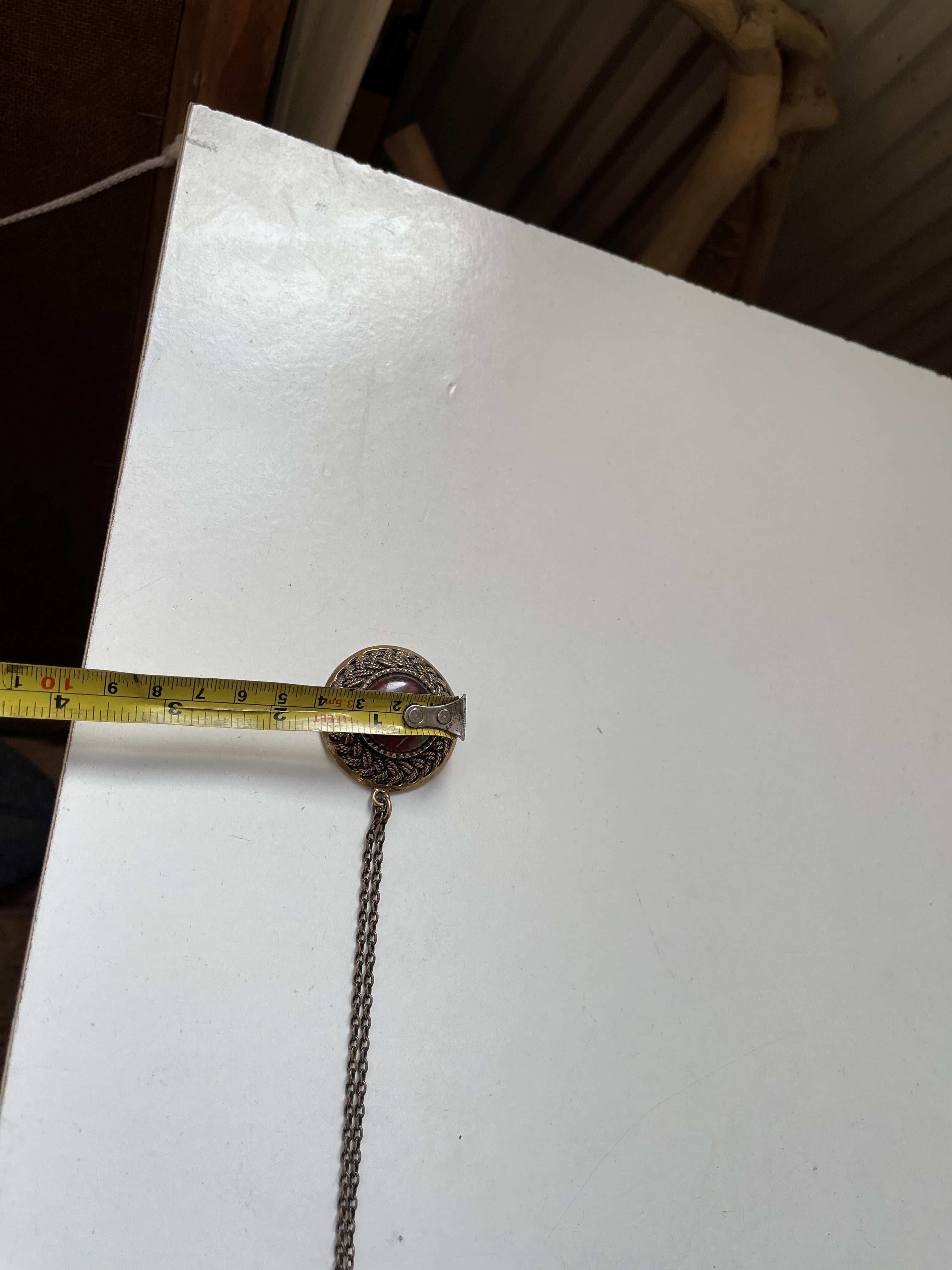 Bronzo Collana con ciondolo a scudo di Pentti Sarpaneva in bronzo e diaspro sanguigno, 1960 in vendita