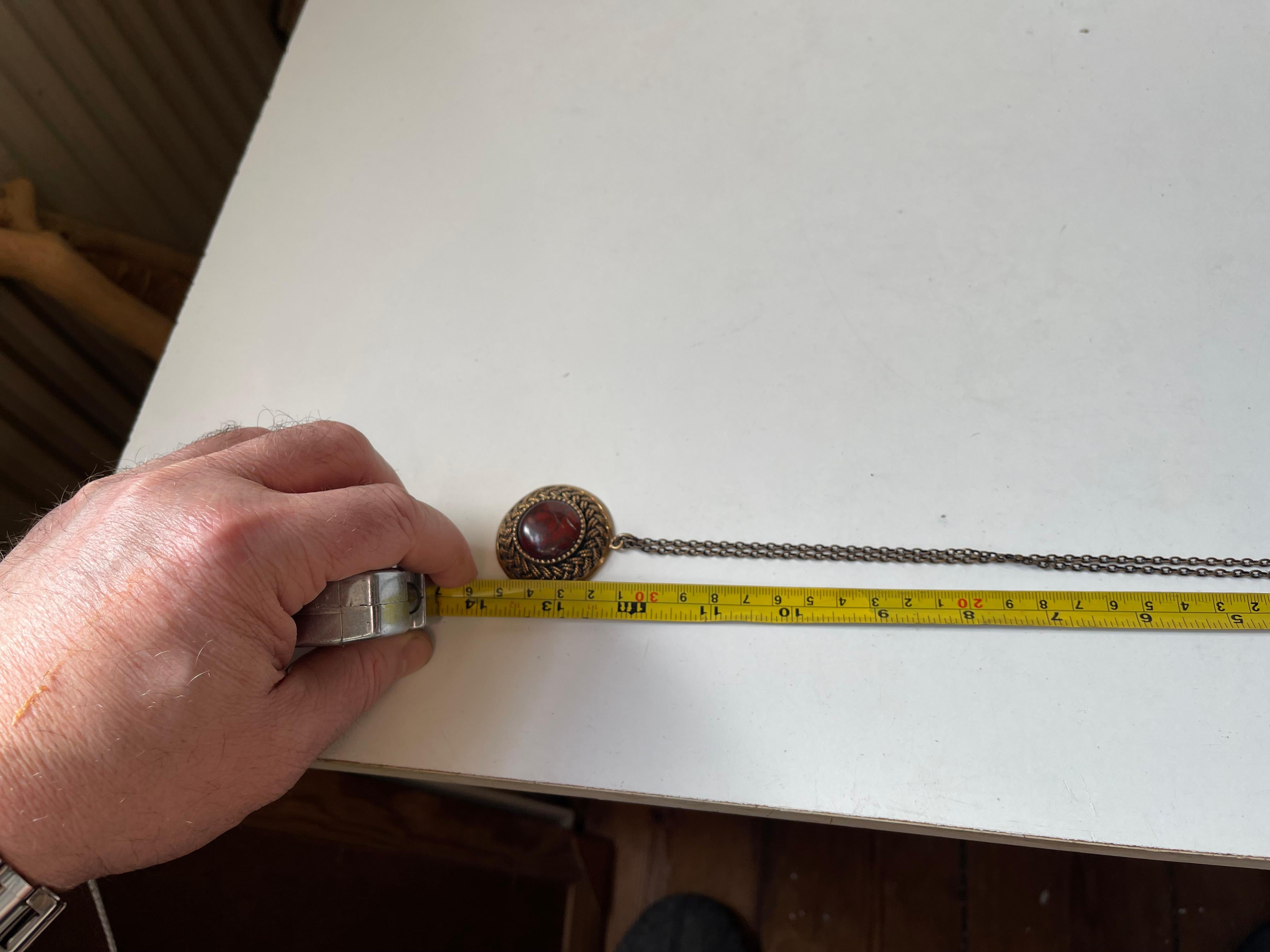 Collana con ciondolo a scudo di Pentti Sarpaneva in bronzo e diaspro sanguigno, 1960 in vendita 1