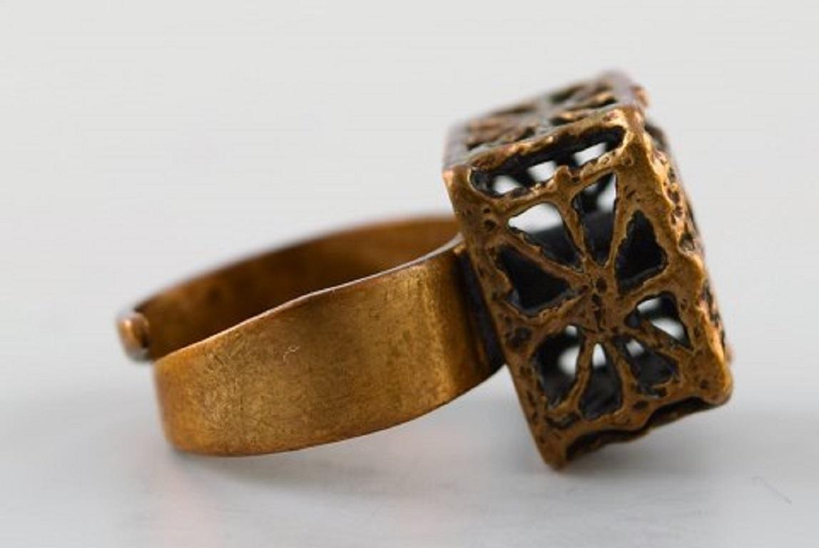 Pentti Sarpaneva, Finlande - bague ajourée en bronze.
Estampillé. 
En très bon état.
Taille 19 mm. Taille 8,5 (USA). Notre bijoutier peut ajuster à n'importe quelle taille pour un supplément de 50 $.