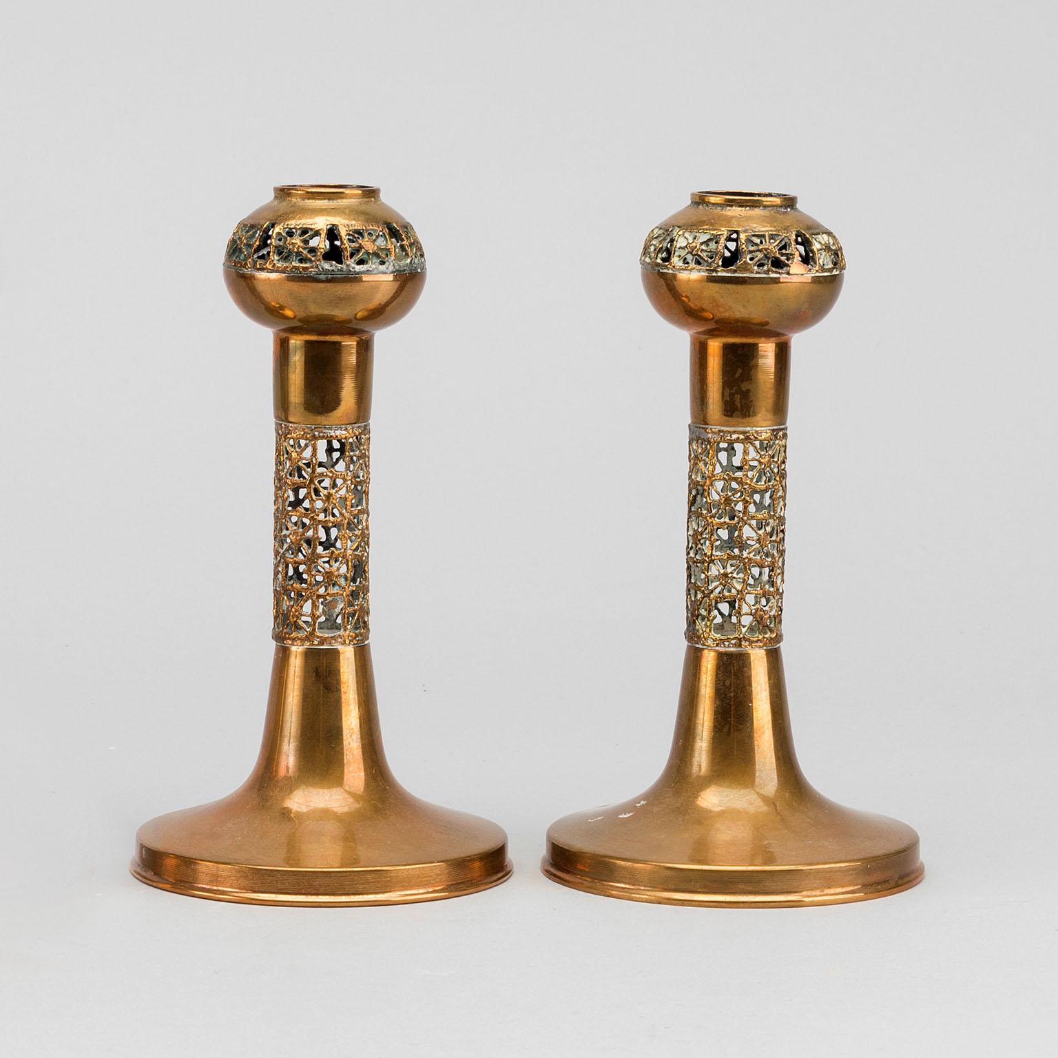 Pentti Sarpaneva, for Turun Hopea, pair of brass ‘Pitsi’ or ‘Lace’ candlesticks, Finland, circa 1975.
A pair of Brutalist gilt bronze Scandinavian candleholders of the seventies.
Laced bronze open workaround, on the stem and the sconce. Maker's mark