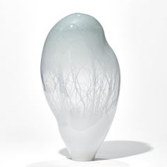 Penumbra en gris, escultura de vidrio blanco y gris paloma de Enemark & Thompson