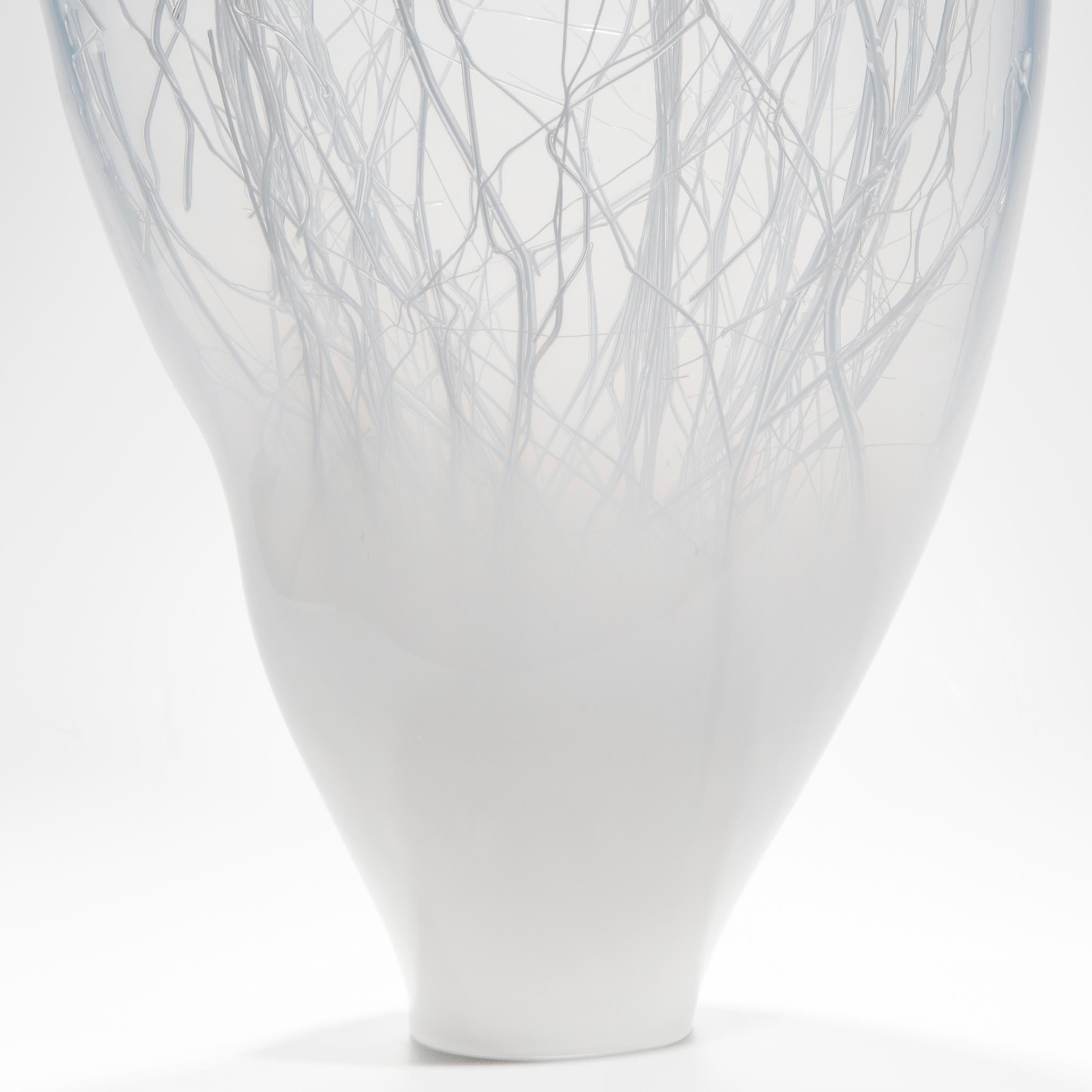 Penumbra in Grau, eine weiß- und taubengraue Glasskulptur von Enemark & Thompson (Britisch) im Angebot