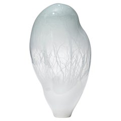 Penumbra en gris, escultura de vidrio blanco y gris paloma de Enemark & Thompson