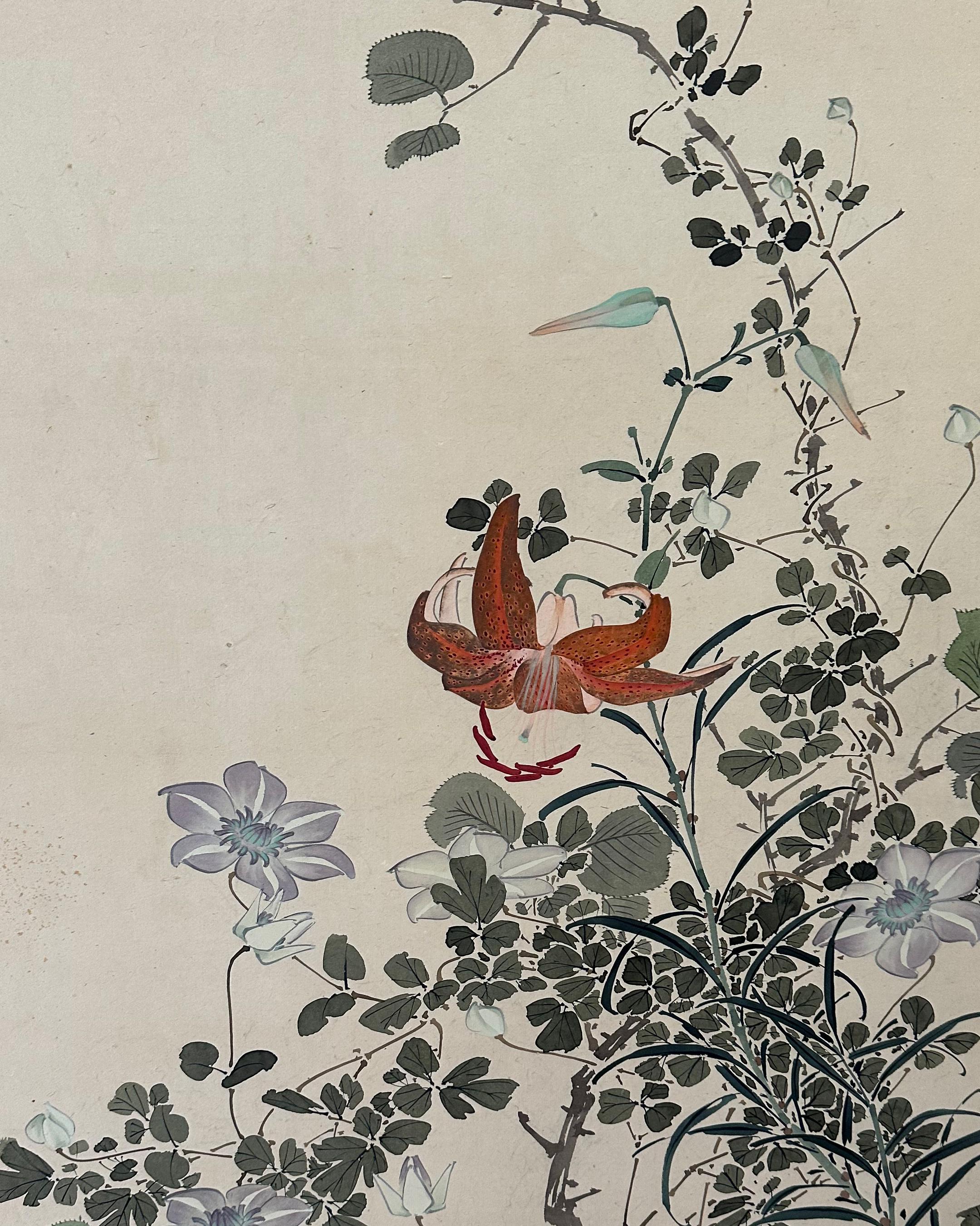 El biombo florece con peonías, flores a menudo celebradas en el arte japonés como símbolos de prosperidad, honor y belleza. Pintadas en suaves rosas y blancos, irradian bajo un suave cielo de verano, rodeadas de delicadas flores y vegetación. La