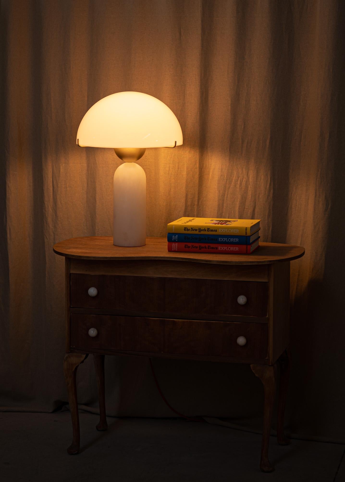 Moderne Lampe de table Peono en albâtre blanc en vente