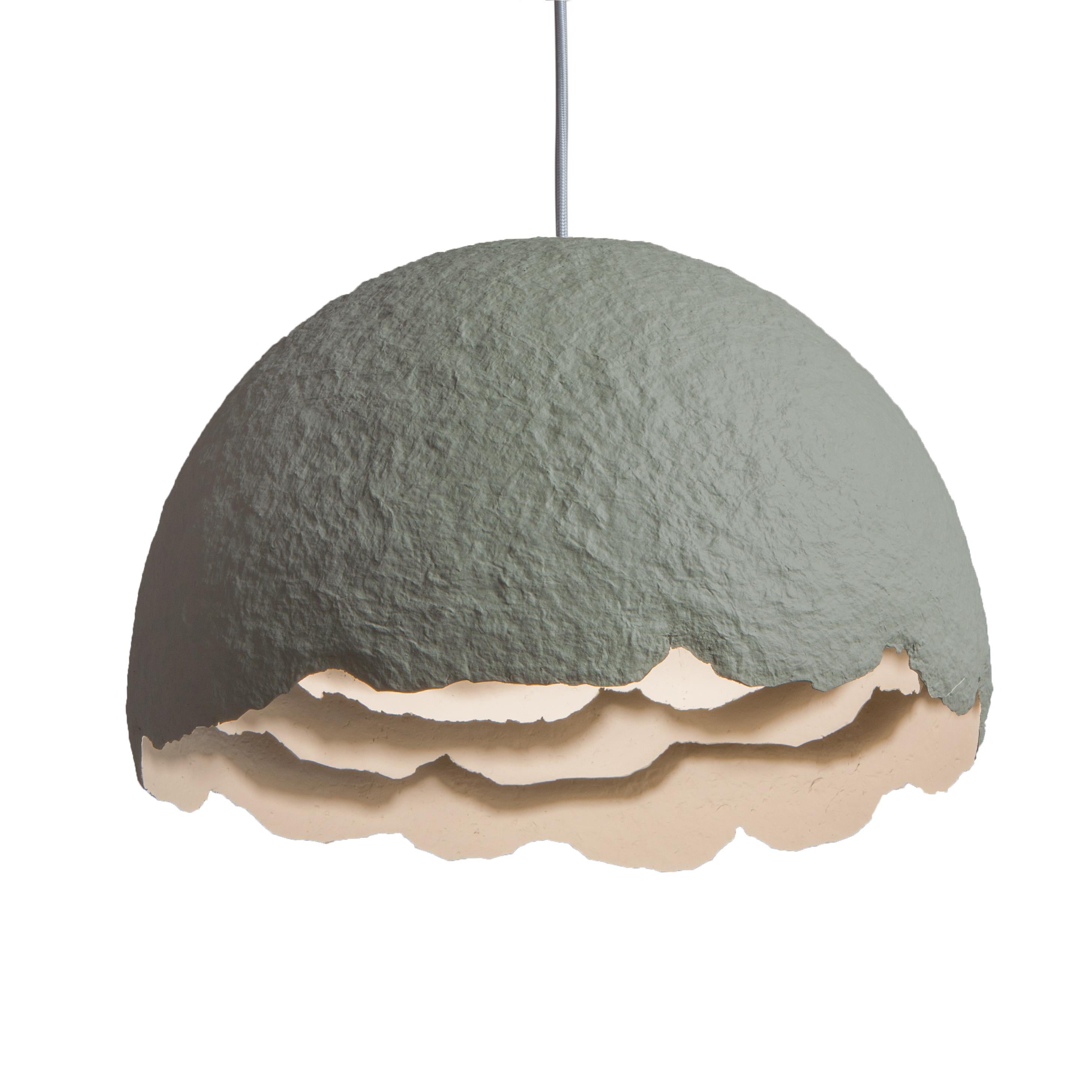 Lampada a sospensione Peony 35 di Yalanzhi Objects
Dimensioni: D 35 x L 35 x H 25 cm. 
Materiali: Cellulosa. 

La cellulosa è un materiale riciclato che un tempo era una foresta. Una finitura di alta qualità e di lunga durata. Rivestimento altamente