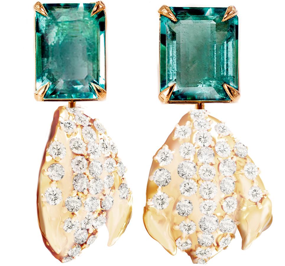 These contemporary Peony Petal clip-on earrings are in 18 karat yellow gold with 62 round natural diamonds, VS, F-G, and emeralds octagon cut, 4,5 carats in total. The sculptural design adds the extra highlights to the surface of the gold. The
