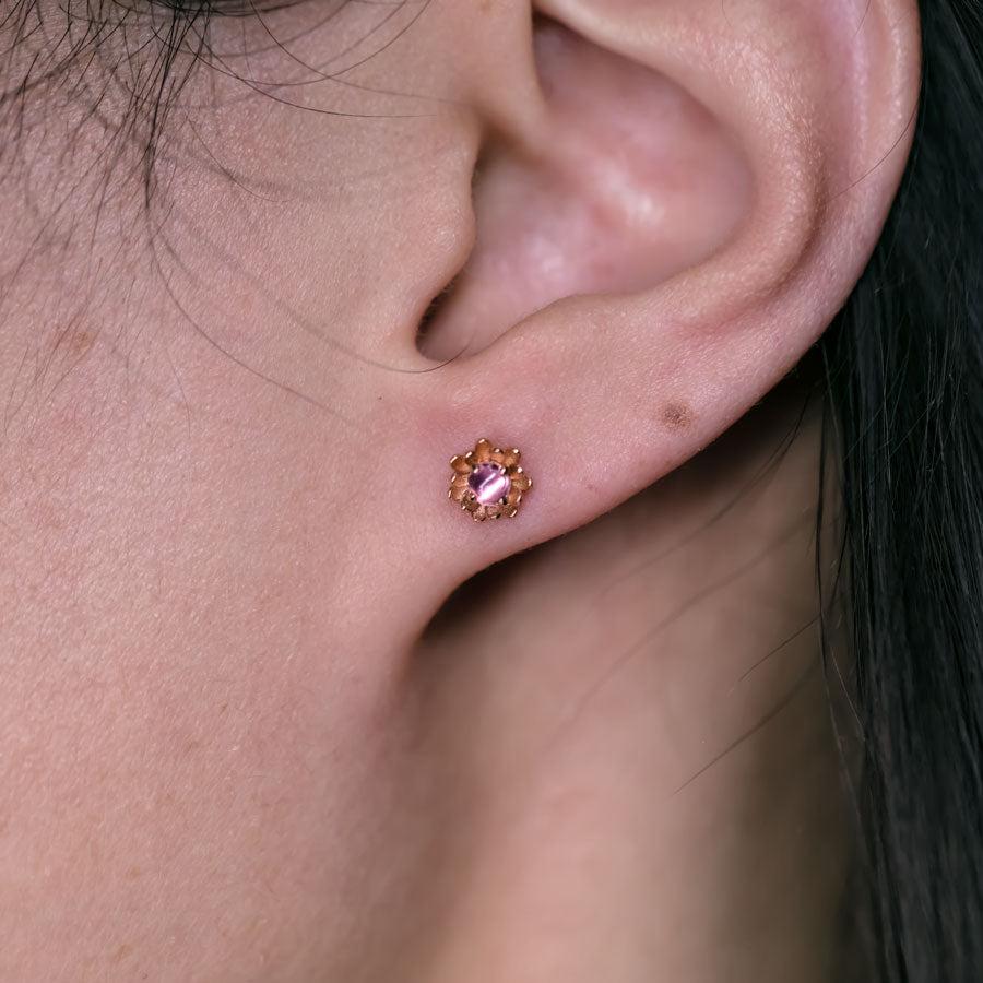 Ohrstecker aus 14 Karat Roségold mit Pfingstrosenblumenblumen und rosa Saphir (Arts and Crafts)