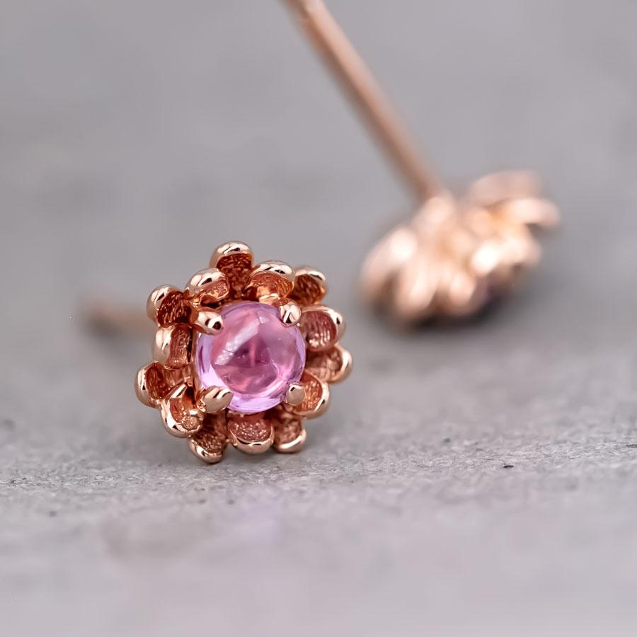 Ohrstecker aus 14 Karat Roségold mit Pfingstrosenblumenblumen und rosa Saphir (Brillantschliff)