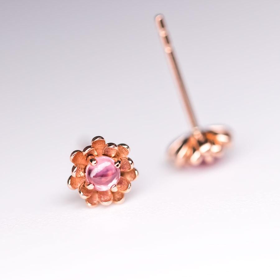 Ohrstecker aus 14 Karat Roségold mit Pfingstrosenblumenblumen und rosa Saphir im Zustand „Neu“ in Suwanee, GA