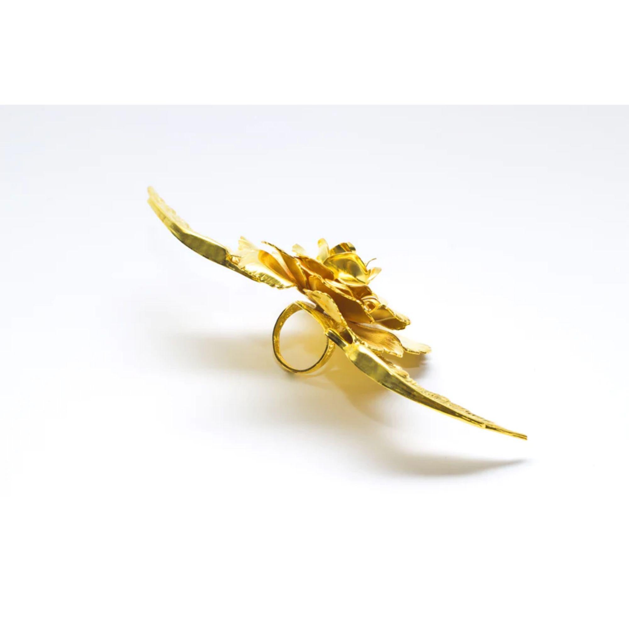 Bague de cocktail surdimensionnée prolongée par nos ailes d'ange classiques. L'ultime bague de déclaration. Il va très bien avec le serre-tête en forme de pivoine. Fabriqué en Amérique. Plaqué sur laiton. Disponible en or, argent et or