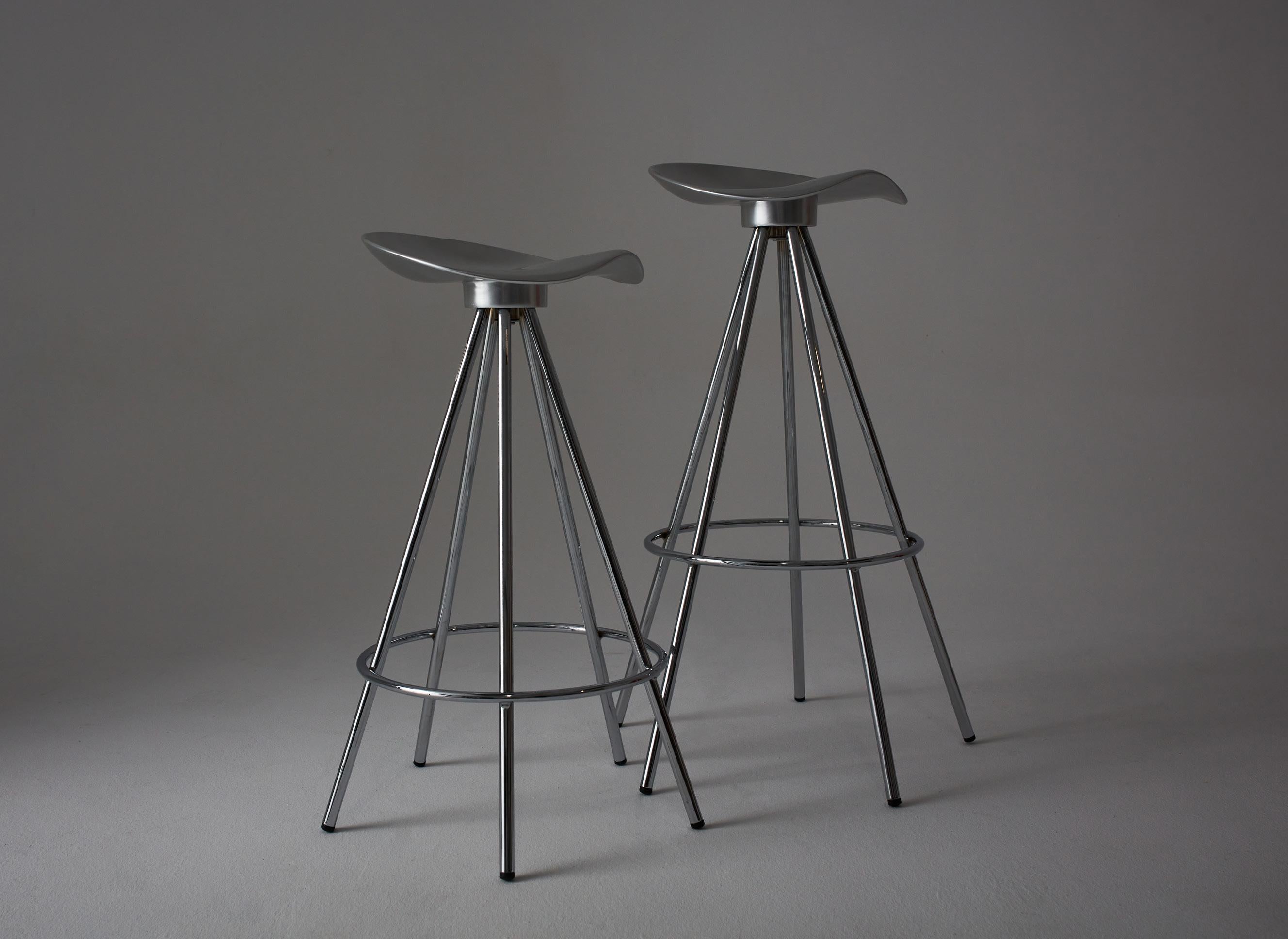 Curve invitanti e design classico spagnolo contemporaneo. In produzione da oltre 25 anni, lo sgabello Jamaica rimane moderno come sempre.

Progettata inizialmente per un locale notturno dall'interior designer di Barcellona Pepe Cortés nel 1991, la