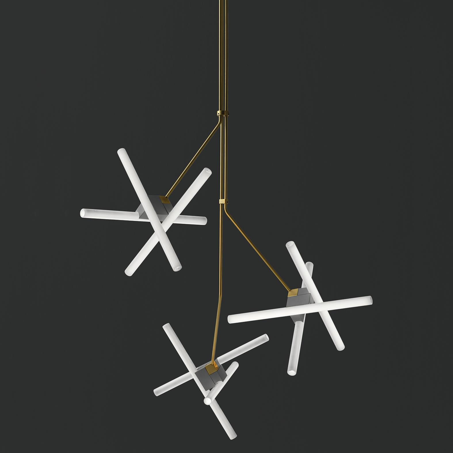 Lámpara triple Olvidada diseñada por Pepe Cortés.
Fabricado por BD Barcelona 

Núcleos de estructura y portalámparas de acero con acabado de latón pulido escocés. Linestras 9W LED.

Medidas: 94 x 94 x 166 (194min-374 máx).

