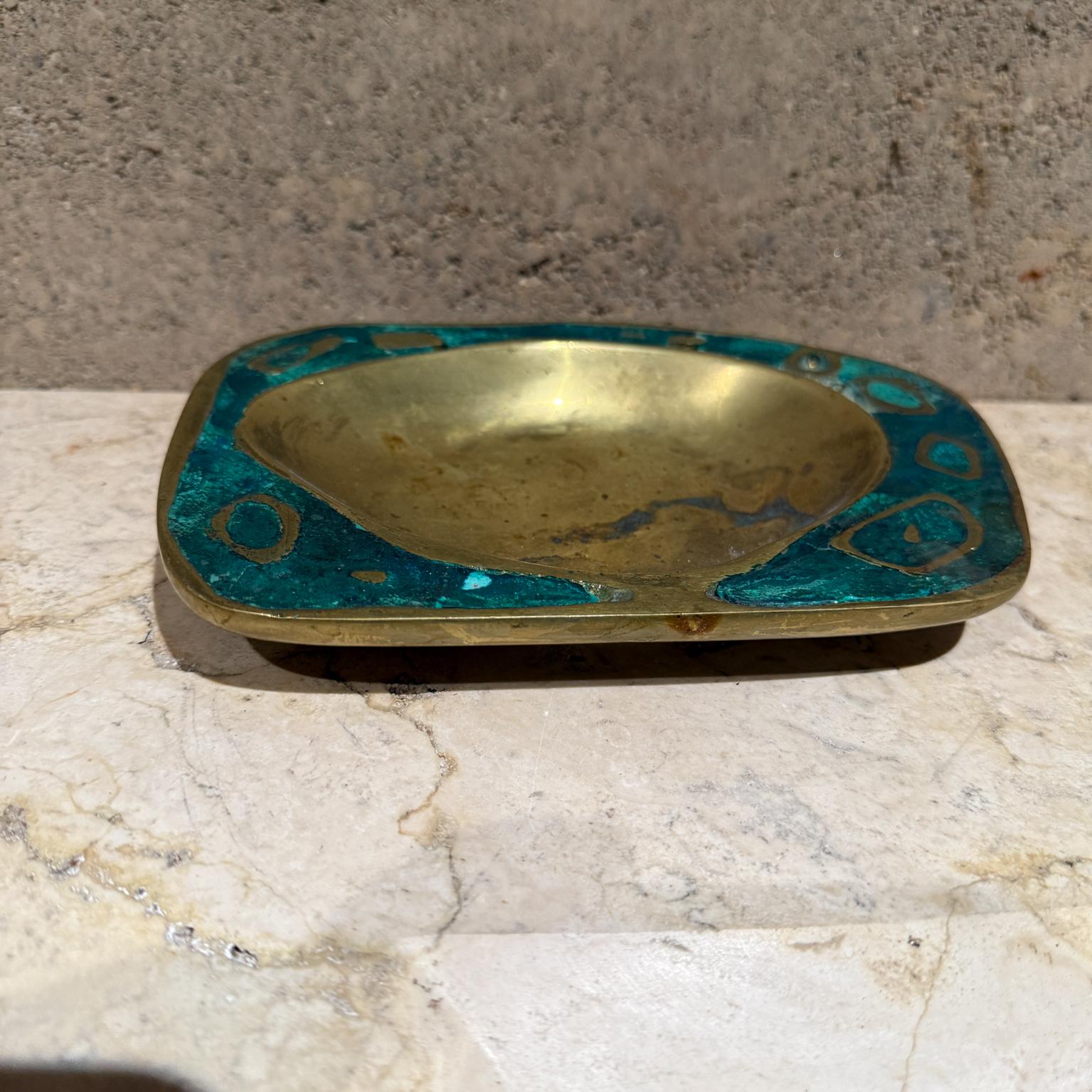 For your consideration: a Pepe Mendoza a beautiful decorative sculptural item that can be used as an ashtray, dish, tray,  catch all or bowl. Constructed with malachite & brass. Made in Mexico circa late 1950s.  Stamped on the back.

Dimensions: