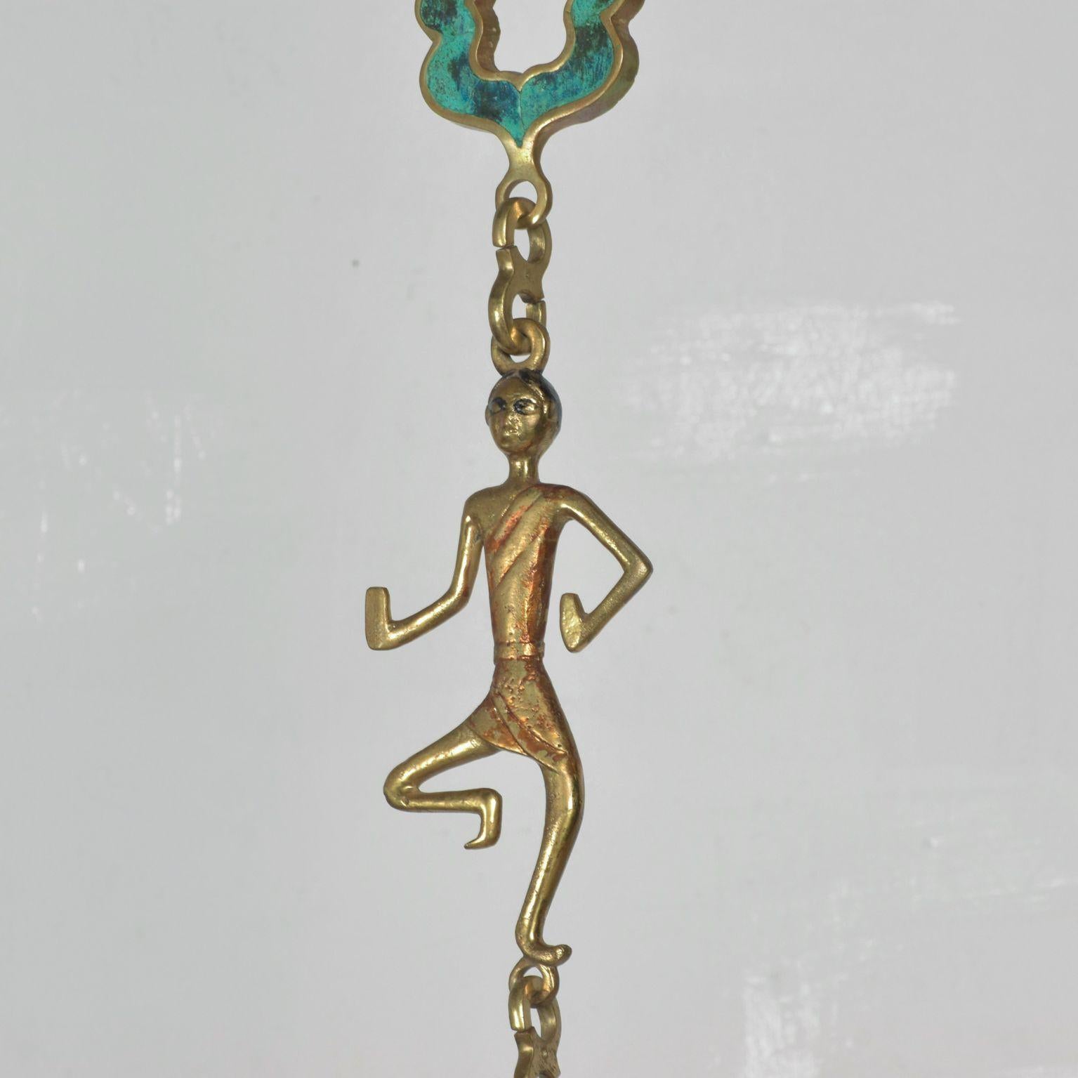pepe hanging