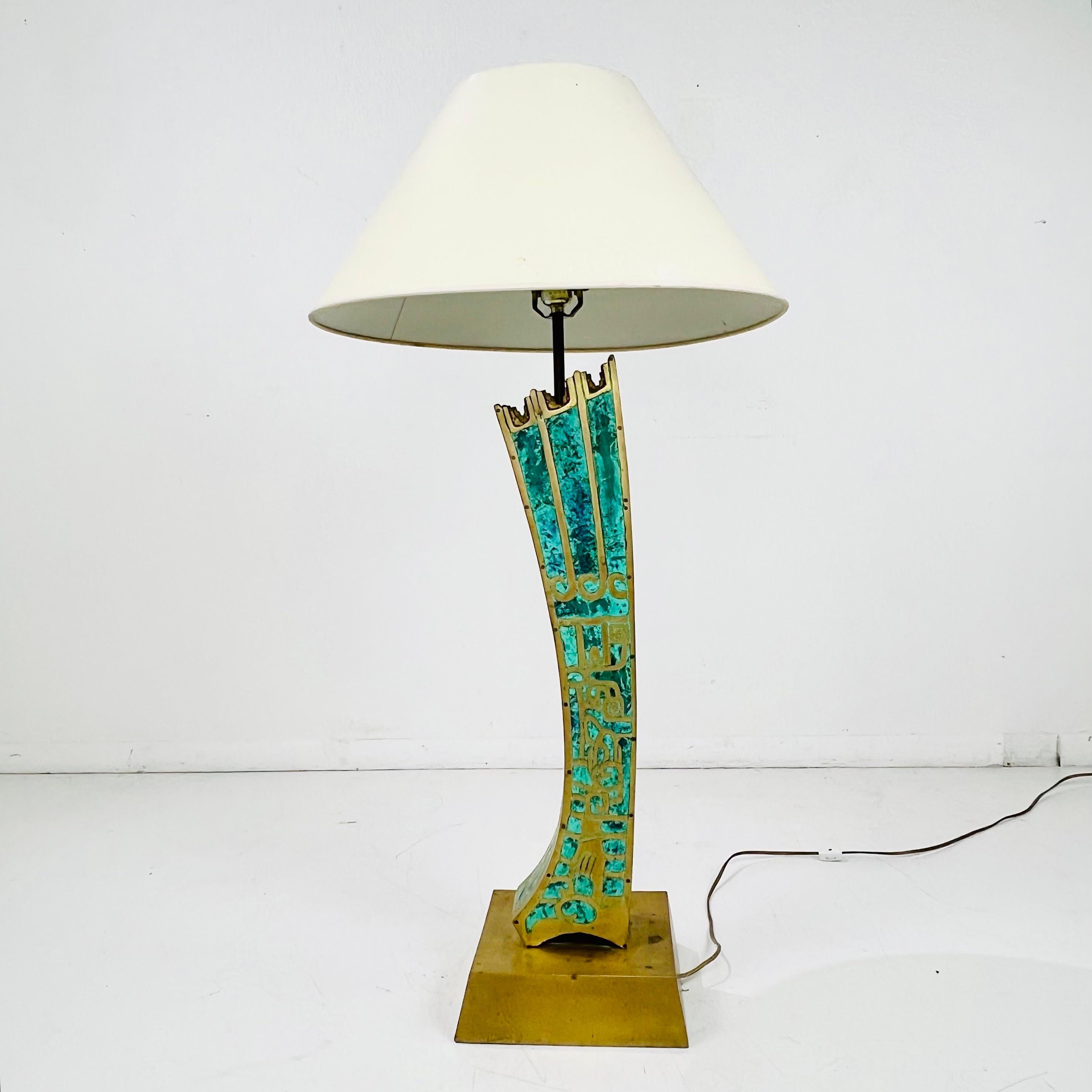 Superbe lampe de table incurvée Pepe Mendoza des années 1950. Coulée en bronze avec incrustation de turquoise. Très rare, cet ouvrage est une incroyable illustration de l'inspiration de l'artiste pour la culture maya et le modernisme de la ville de