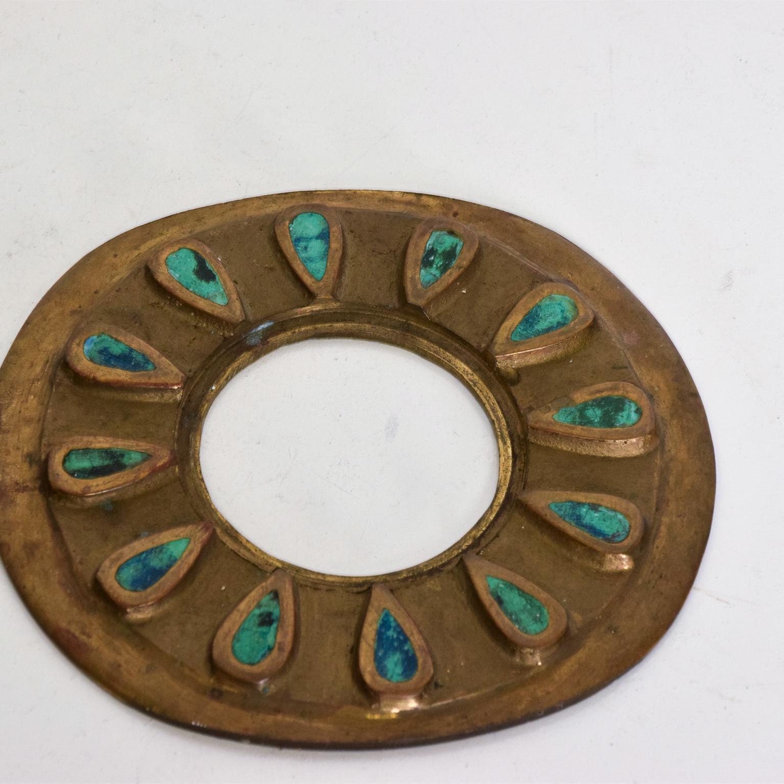 For your consideration, a Pepe Mendoza door knob decorations Mid Century Mexican Modernist. Listing is for a pair, made of bast bronze with malachite inserts. Original label present on the back of the sculpture. 

Dimensions: 5 3/8