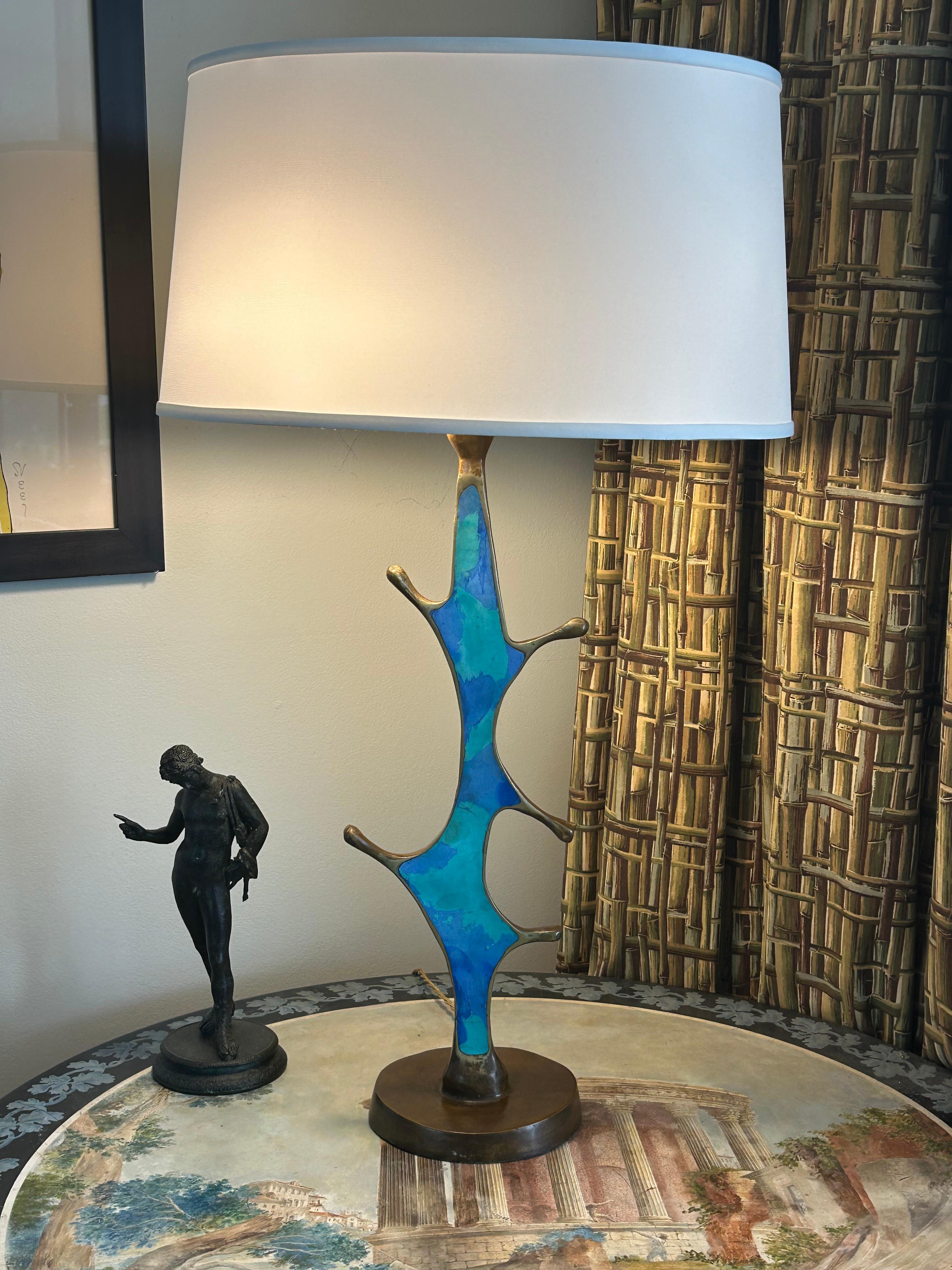 Una coppia di lampade in bronzo e smalto intarsiato dalle meravigliose tonalità turchesi e blu... le lampade sono in condizioni originali e, a seconda dei gusti, qualcuno potrebbe voler lucidare il bronzo. Le lampade sono bellissime e quando sono