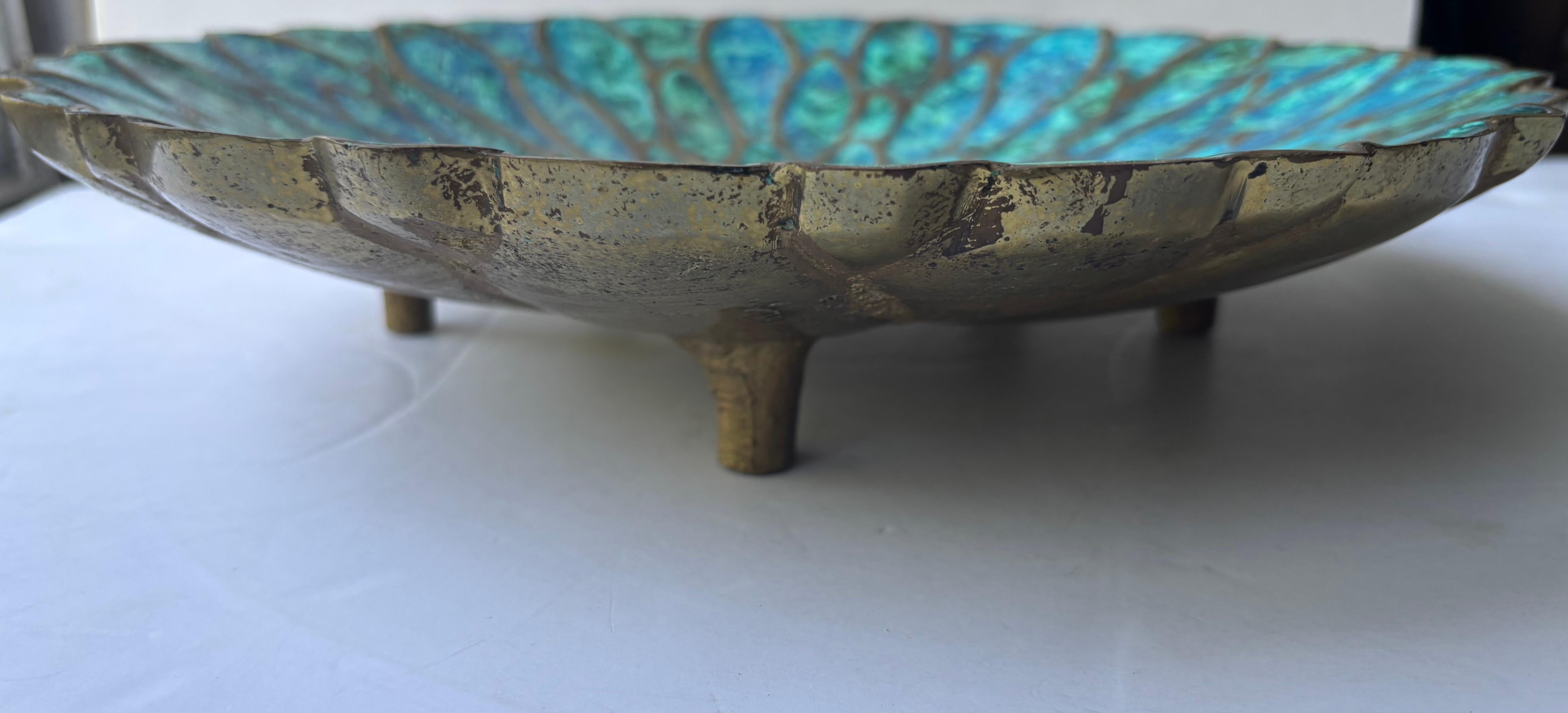 Magnifique centre de table en laiton émaillé du célèbre artiste/designer du milieu du siècle, Pepe Mendoza. Il s'agit d'un grand bol/centre de table marqué Mendoza Mexico. Également connu sous le nom de Lotus . 