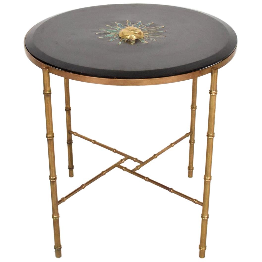 AMBIANIC präsentiert
Pepe Mendoza Messing Malachit Lächelnde Sonne Skulptur Tabelle.  
Eine atemberaubende Runde Center Table Patinated Solid Brass Faux Bambus.
Mexikanischer Modernismus 1950er Jahre.
Tischplatte aus Holz mit abgeschrägten