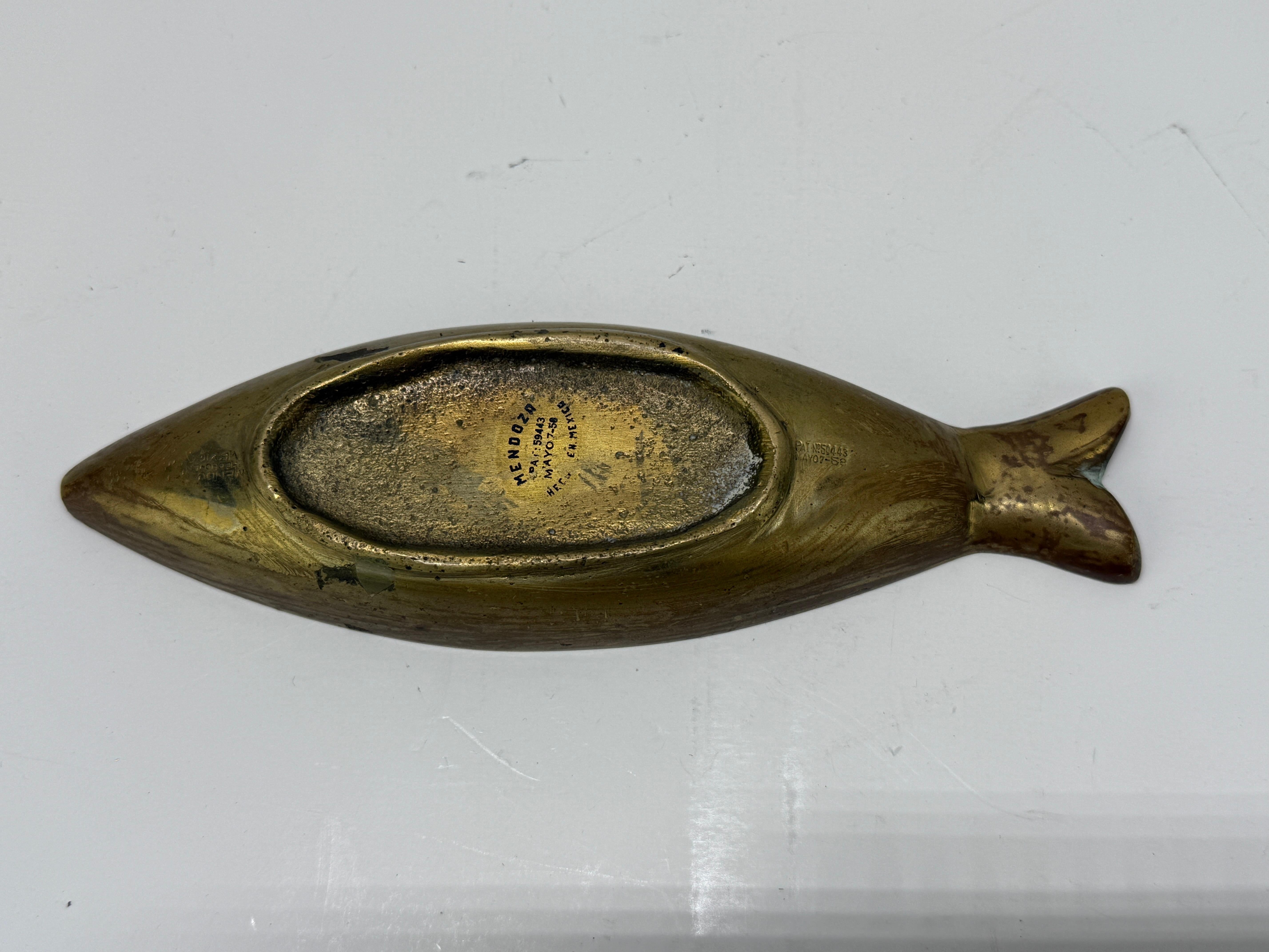 Pepe Mendoza, Plato de pescado de latón y malaquita modernista de mediados de siglo, México, c. 1950 en Bueno estado para la venta en Atlanta, GA
