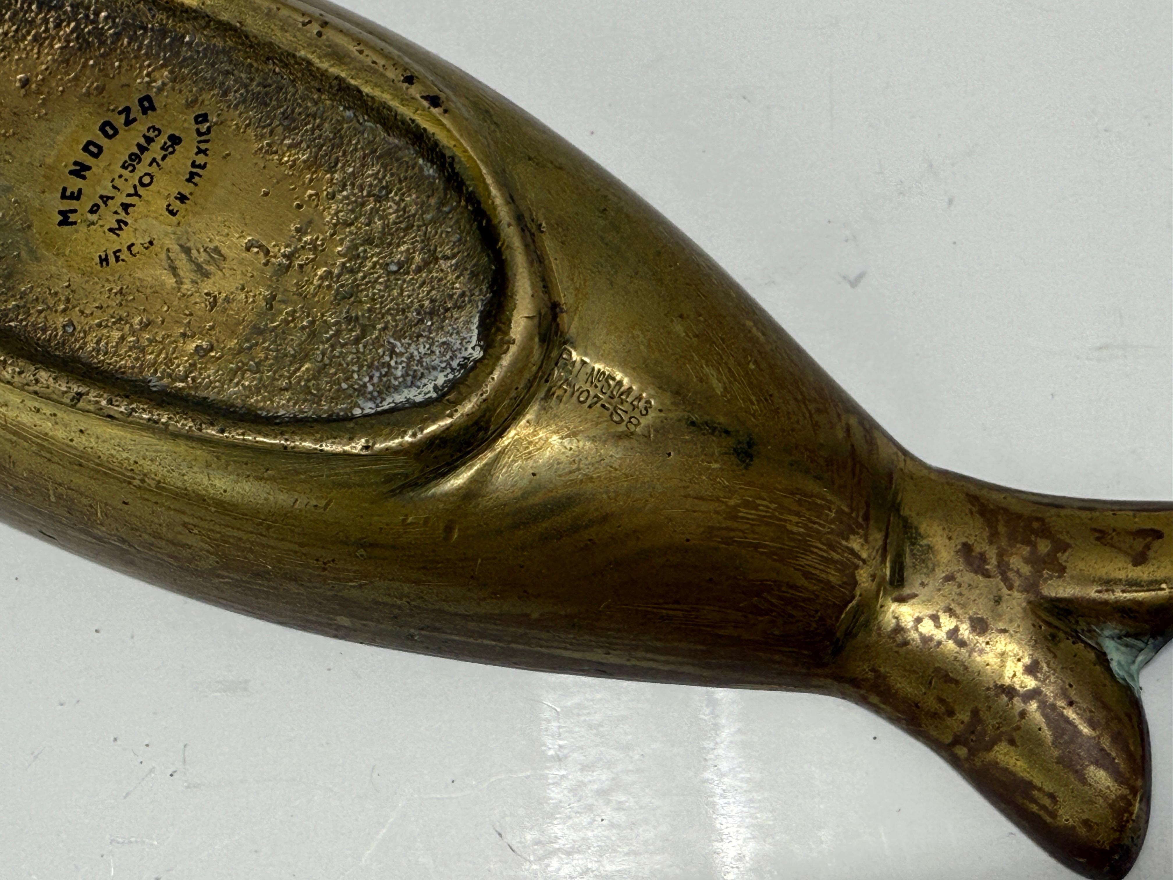 Pepe Mendoza, Plato de pescado de latón y malaquita modernista de mediados de siglo, México, c. 1950 siglo XX en venta