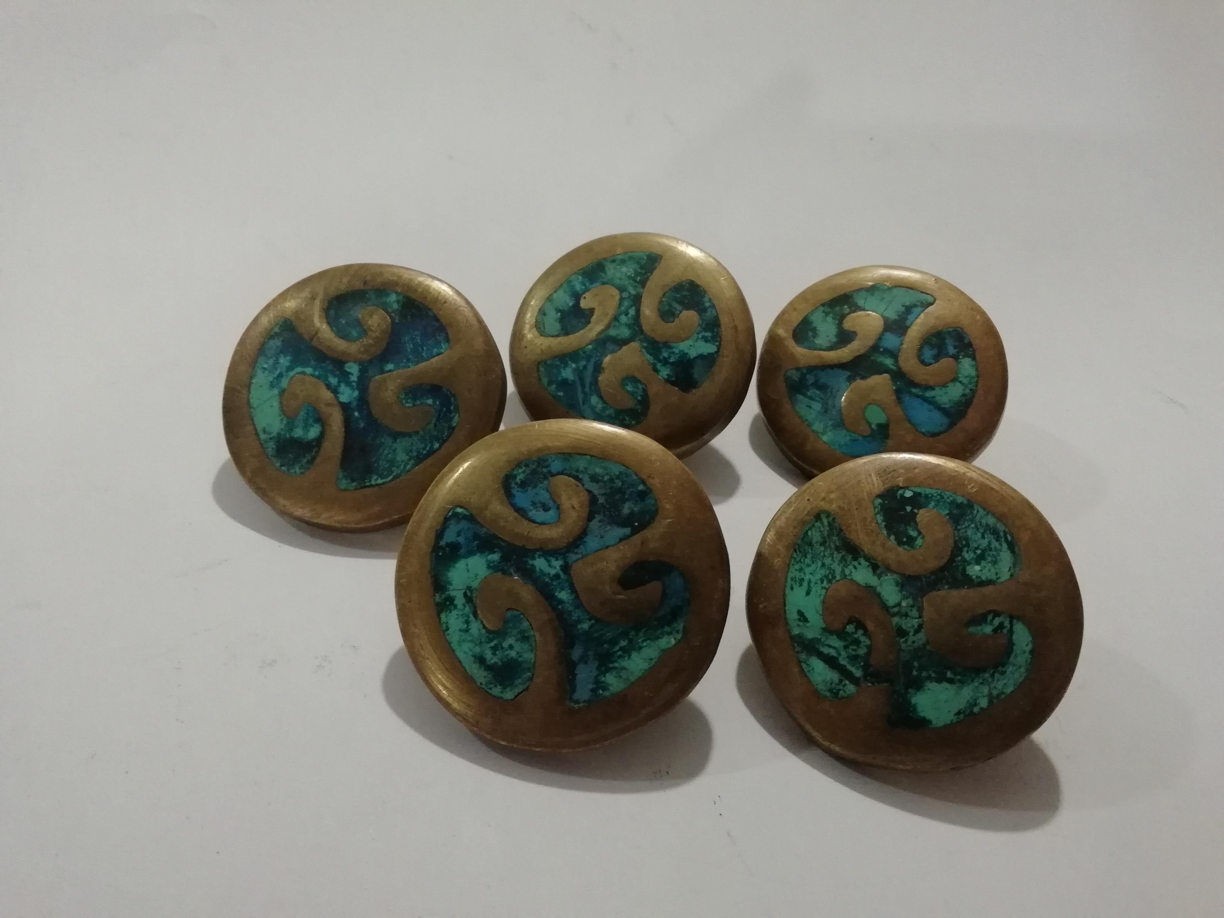 Beautiful set of 5 bronze pull knobs with inlayed chrysocolla stone by Mexican metalworker Pepe Mendoza. Round design with triskelion motif.

All 5 pieces are sealed on back.