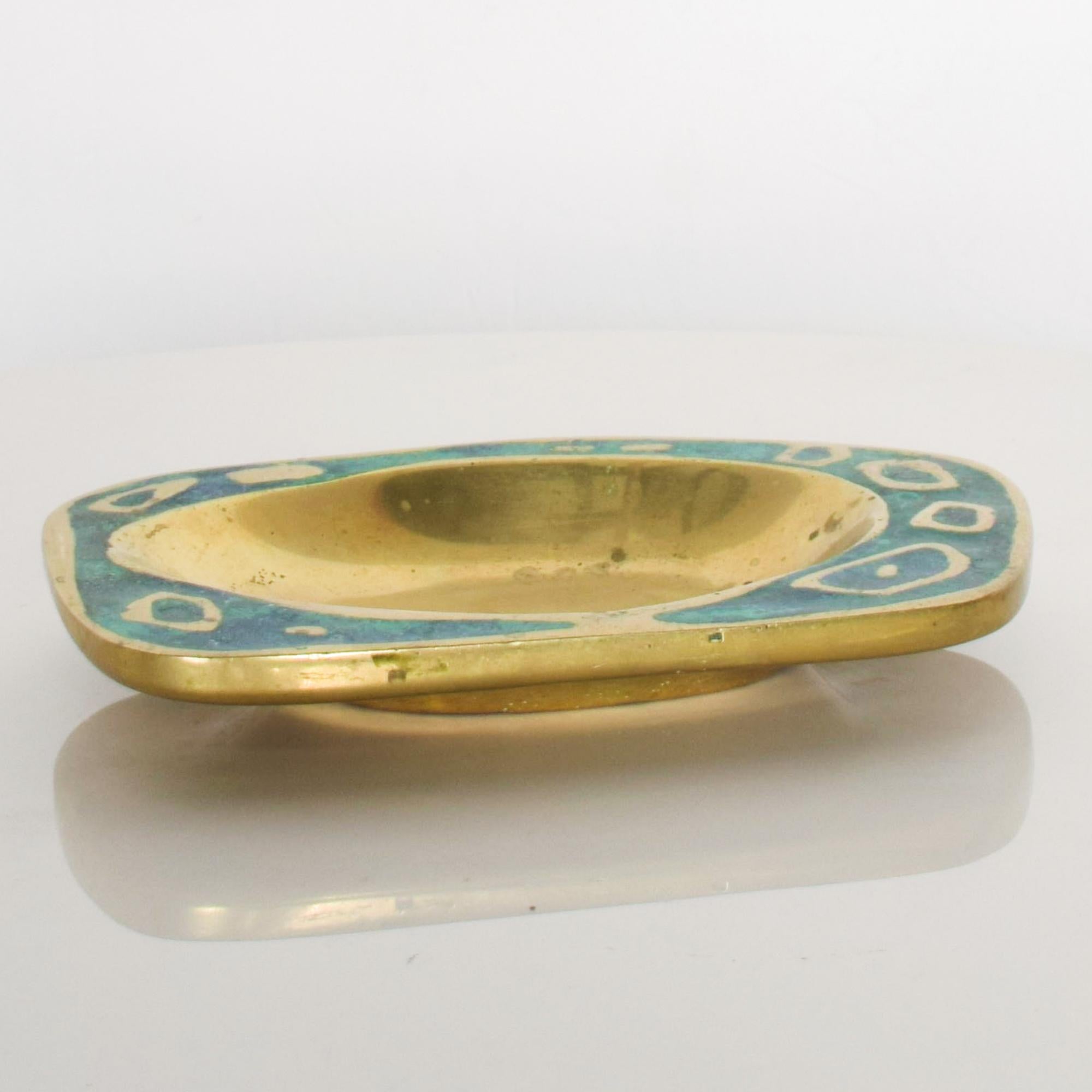 Pepe Mendoza eye catching turquoise malachite brass gold dish -fabulous shiny decorative display.
Mid-Century Modernist design with a freeform brass body and inlaid genuine malachite. Maker stamped.
Use as tray dish bowl trinket catch all- many