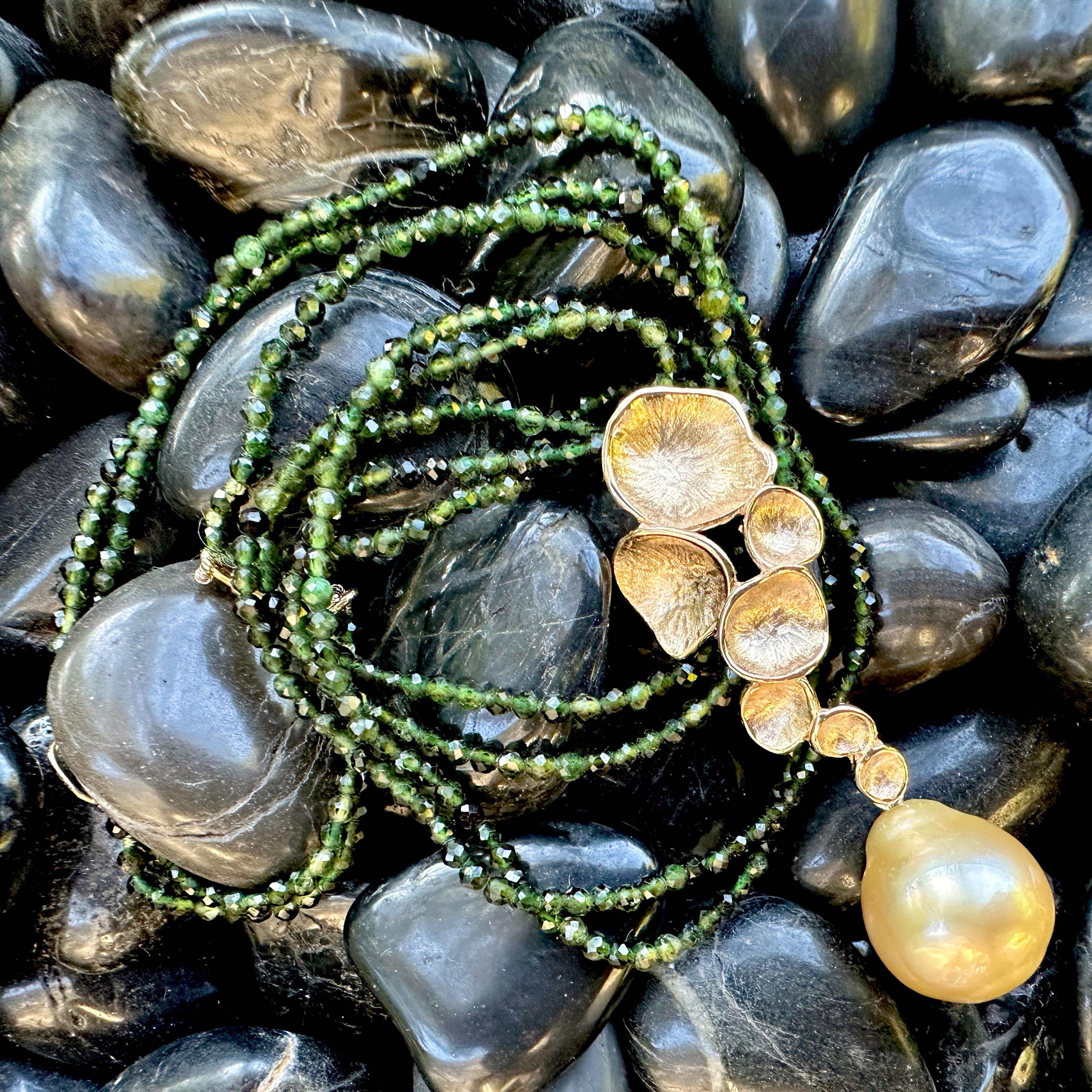 Pendentif « Peromia » en or 14 mm avec perles des mers du Sud et tourmaline verte Unisexe en vente