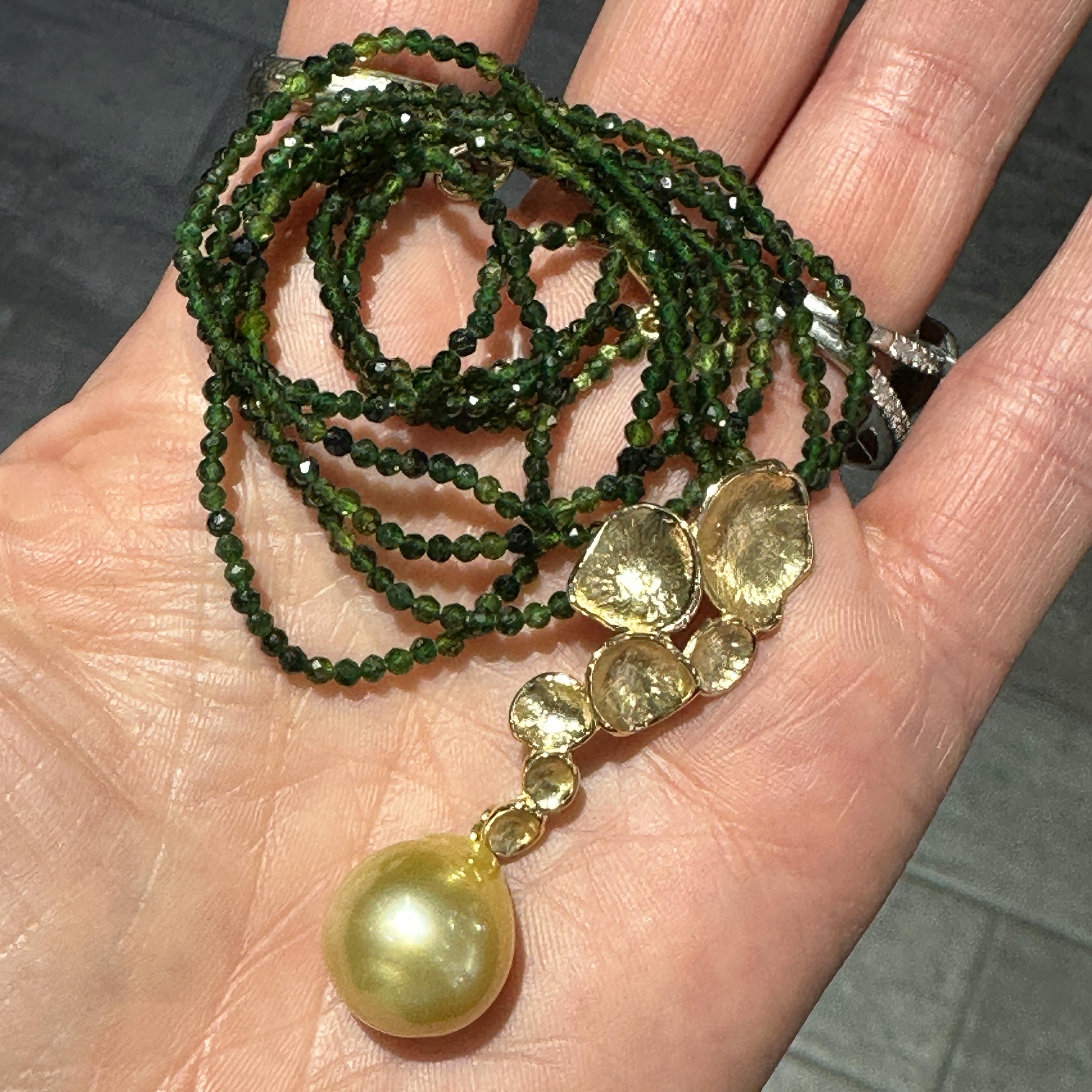 Pendentif « Peromia » en or 14 mm avec perles des mers du Sud et tourmaline verte en vente 2