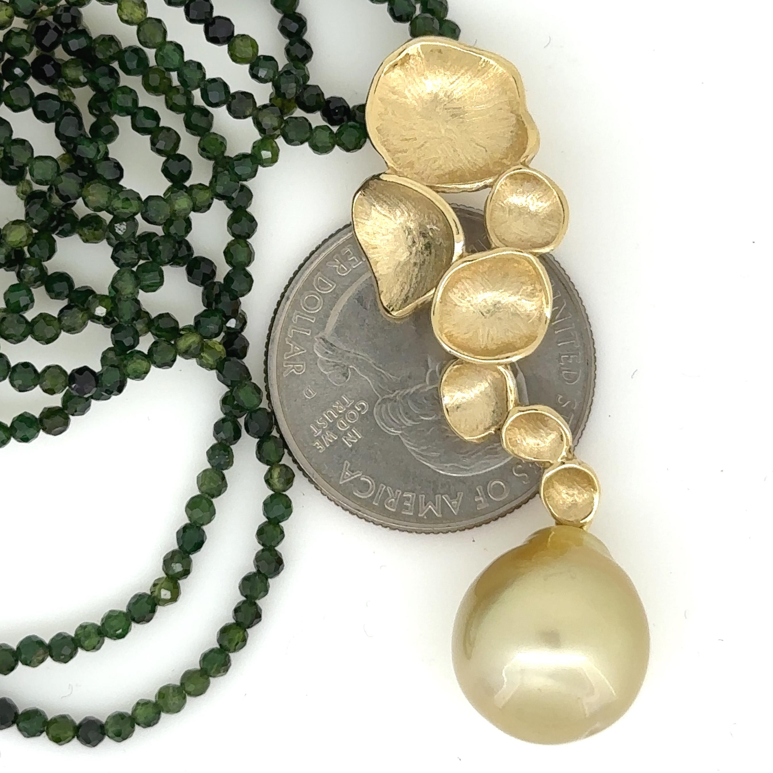 Pendentif « Peromia » en or 14 mm avec perles des mers du Sud et tourmaline verte en vente 3