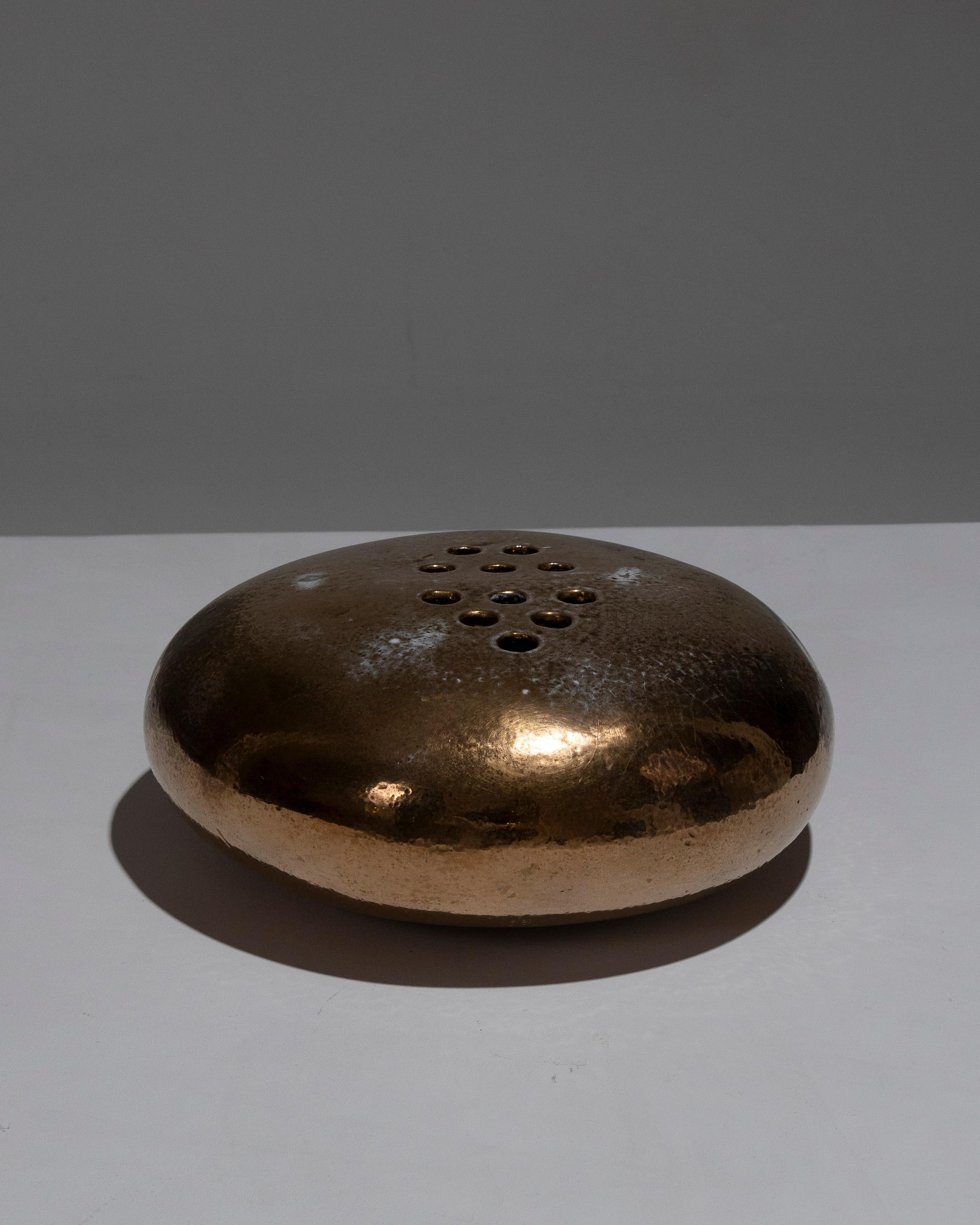 Seltener glasierter Blumenhalter aus Keramik mit goldener Glasur, hergestellt in den 1960er Jahren von dem italienischen Keramiker Renato Bassoli, der eng mit Lucio Fontana verbunden ist. Die Oberfläche weist ein rissiges und trübes Relief auf.