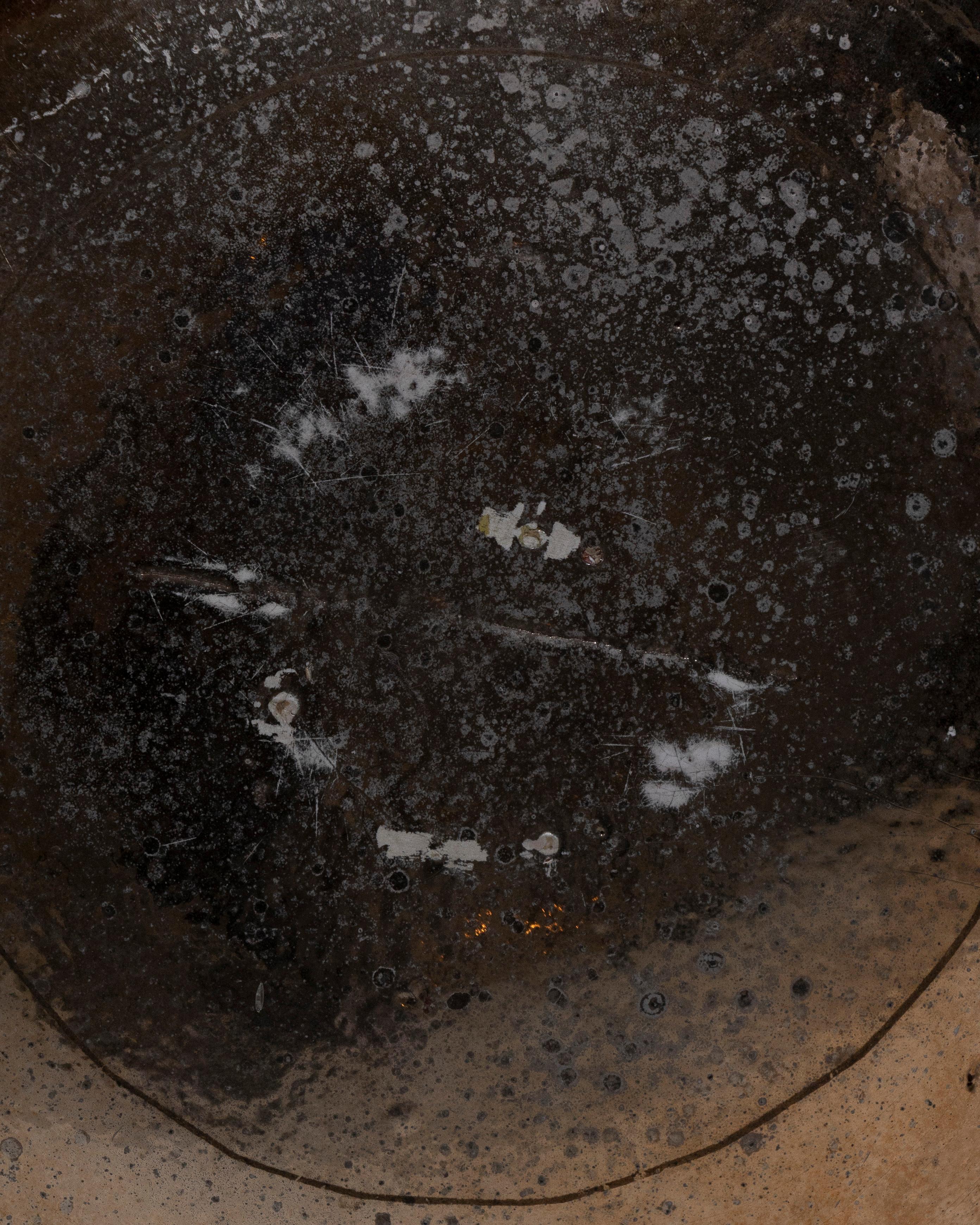Raro portafiori in ceramica smaltata dorata, realizzato negli anni '60 dal ceramista italiano Renato Bassoli, strettamente legato a Lucio Fontana. La superficie presenta un rilievo incrinato e annebbiato. La sua forma arrotondata evoca quella di una