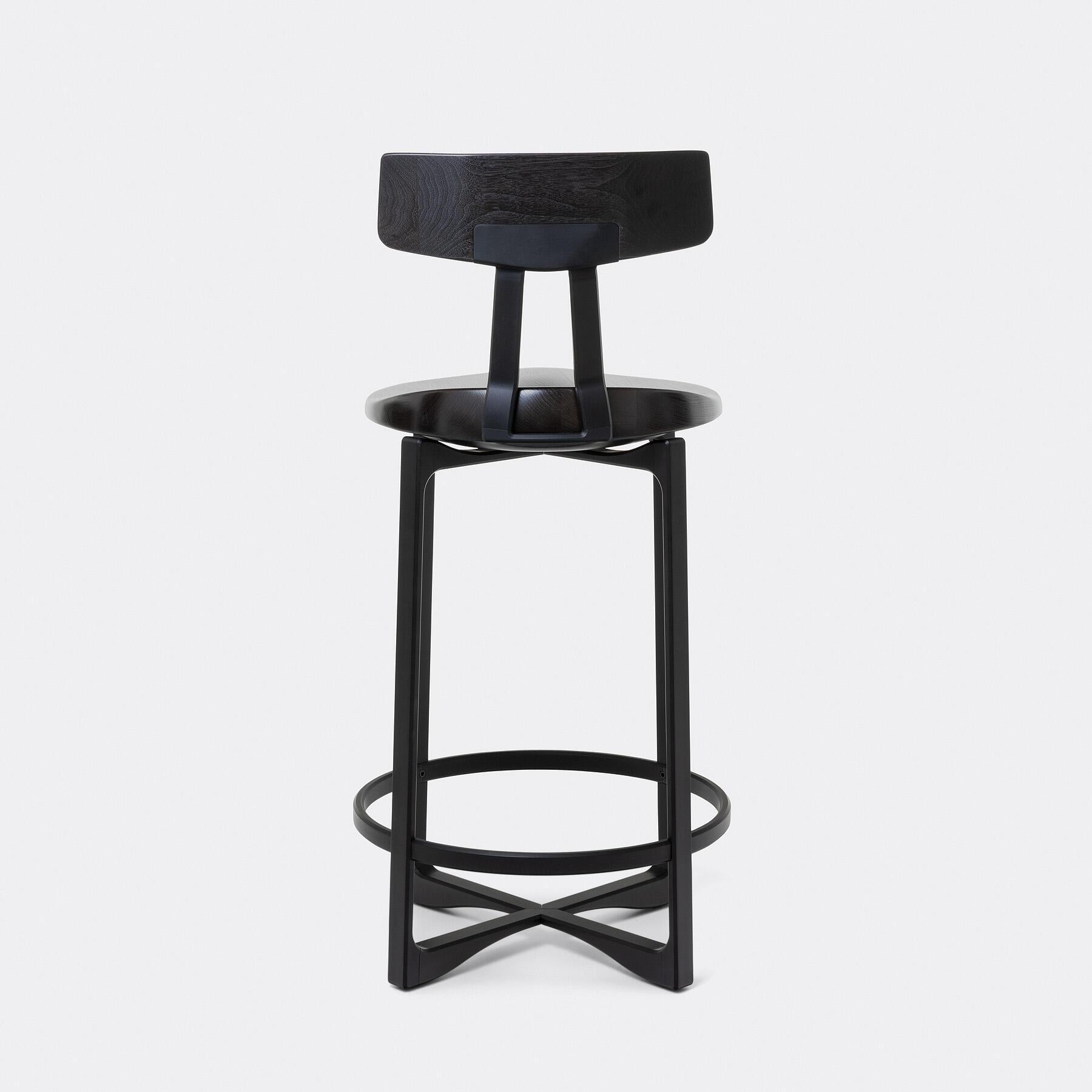 The Pepper Counter Stool brings sleek and innovative style to kitchens and counter spaces. Contemporary and utilitarian in design, the sculptural frame features aluminum components, while the swivel seat has soft curves and contours shaped by