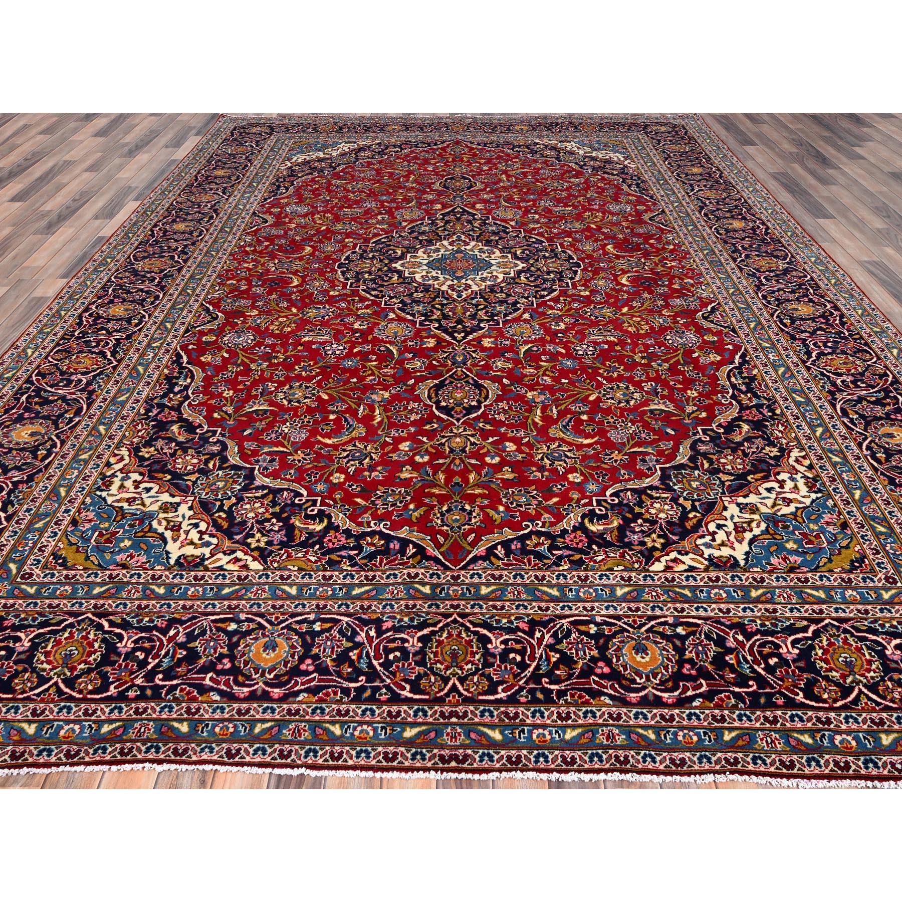Pfefferrot Altpersischer Kashan Zentralmedaillon Handgeknüpfter Weicher Wollteppich Sauber (Mittelalterlich) im Angebot
