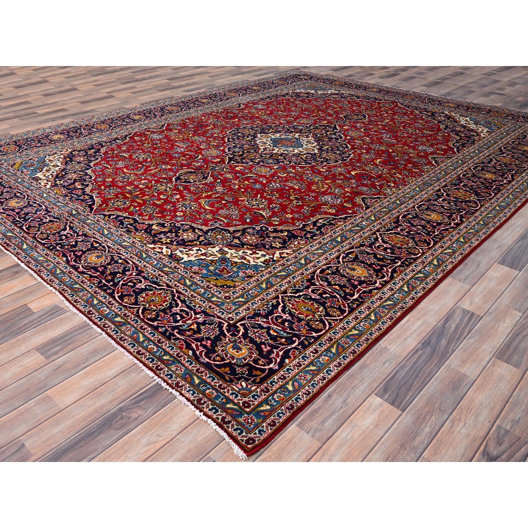 Pfefferrot Altpersischer Kashan Zentralmedaillon Handgeknüpfter Weicher Wollteppich Sauber (Persisch) im Angebot