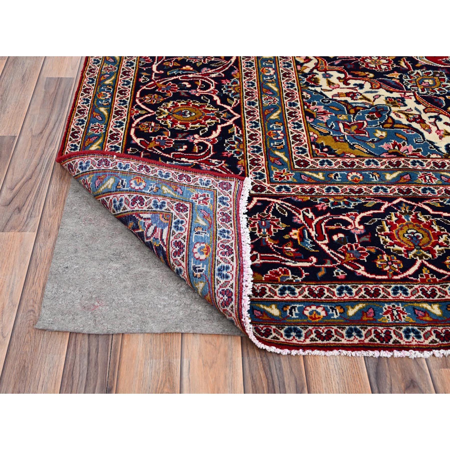 Pfefferrot Altpersischer Kashan Zentralmedaillon Handgeknüpfter Weicher Wollteppich Sauber im Zustand „Gut“ im Angebot in Carlstadt, NJ