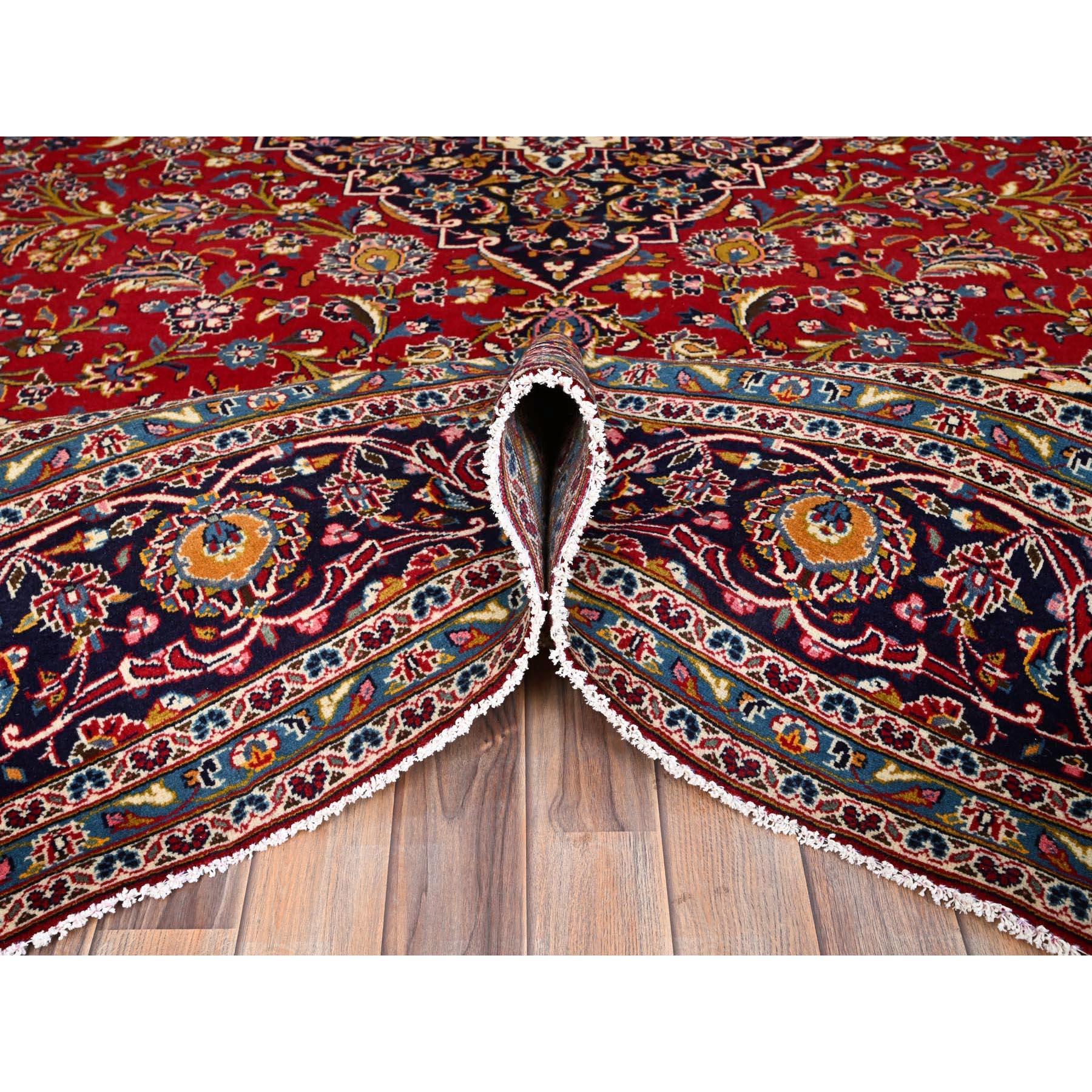Pfefferrot Altpersischer Kashan Zentralmedaillon Handgeknüpfter Weicher Wollteppich Sauber (Mitte des 20. Jahrhunderts) im Angebot