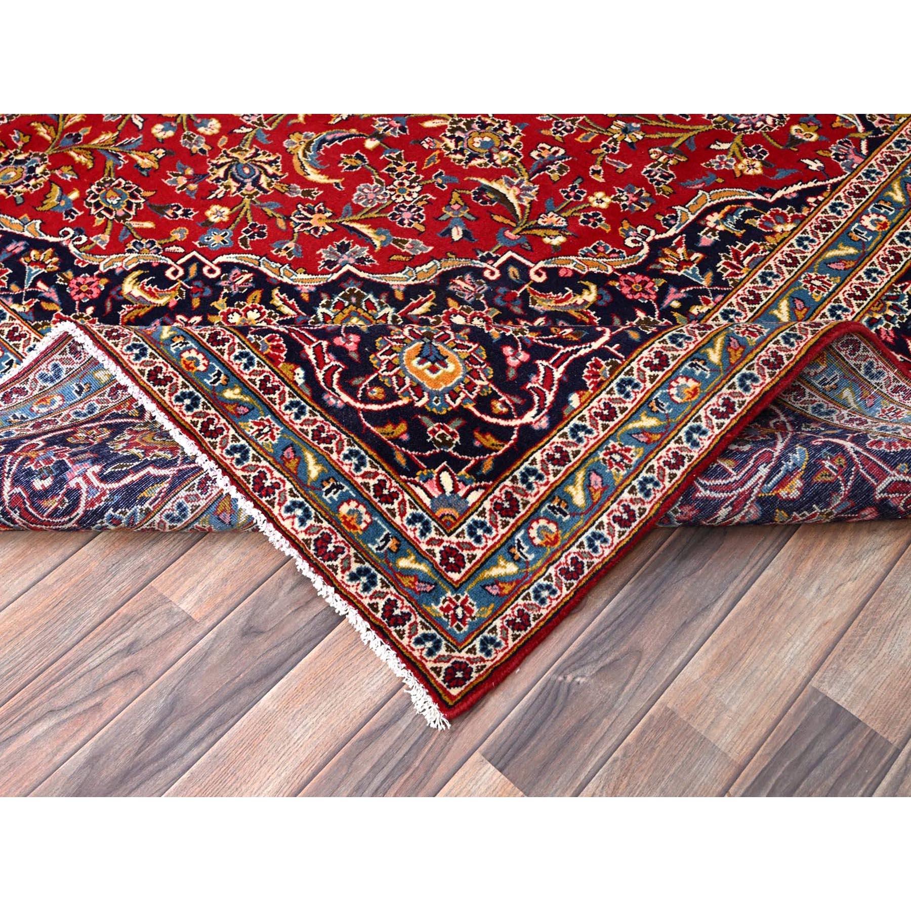 Pfefferrot Altpersischer Kashan Zentralmedaillon Handgeknüpfter Weicher Wollteppich Sauber (Wolle) im Angebot