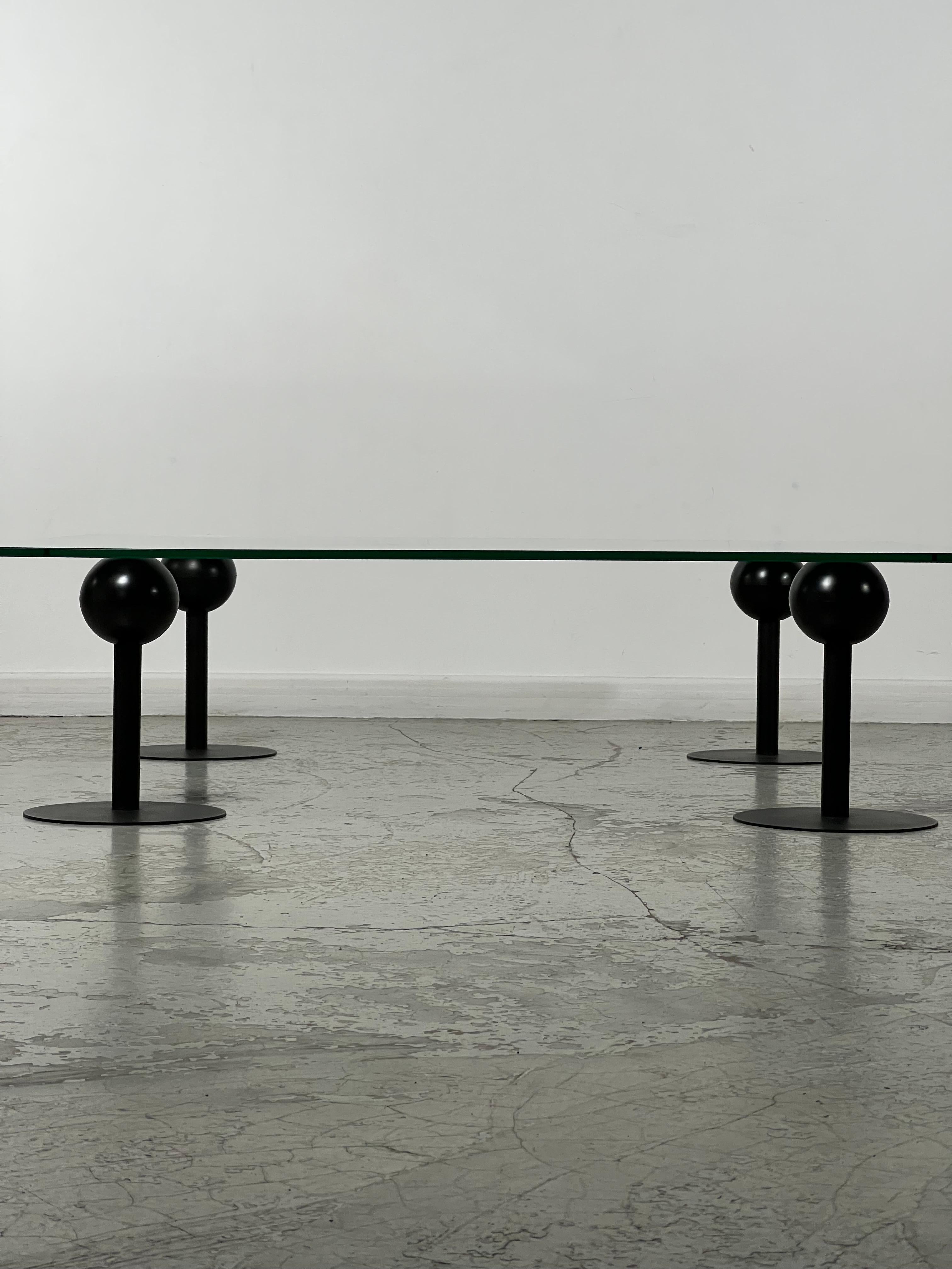 Table Company de Philippe Starck pour la société espagnole Disform. 
Il a conçu cette table en 1978, le nom particulier de ce modèle est directement emprunté à un personnage du roman futuriste 