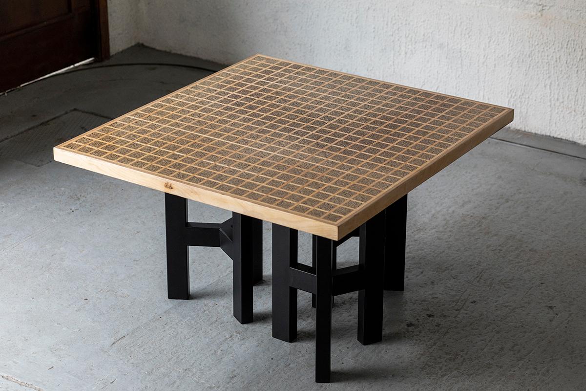Table de salle à manger conçue et produite par Ado Chale dans son propre atelier en Belgique dans les années 1990. Feuille de table avec incrustation tramée de grains de poivre de Madagascar, finition en résine époxy transparente. La trame est