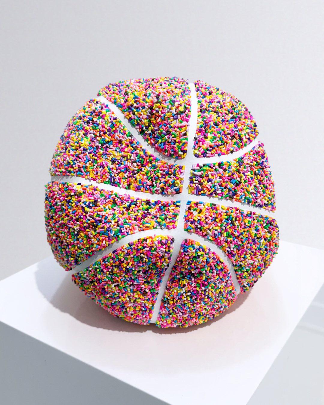 Gli zuccherini sono tagliati e colorati in plastica per assomigliare a quelli delle caramelle.  Peppy utilizza un vero pallone da basket, lo sgonfia e crea la scultura per mescolare due delle sue cose preferite, le caramelle e il basket.
È tutto