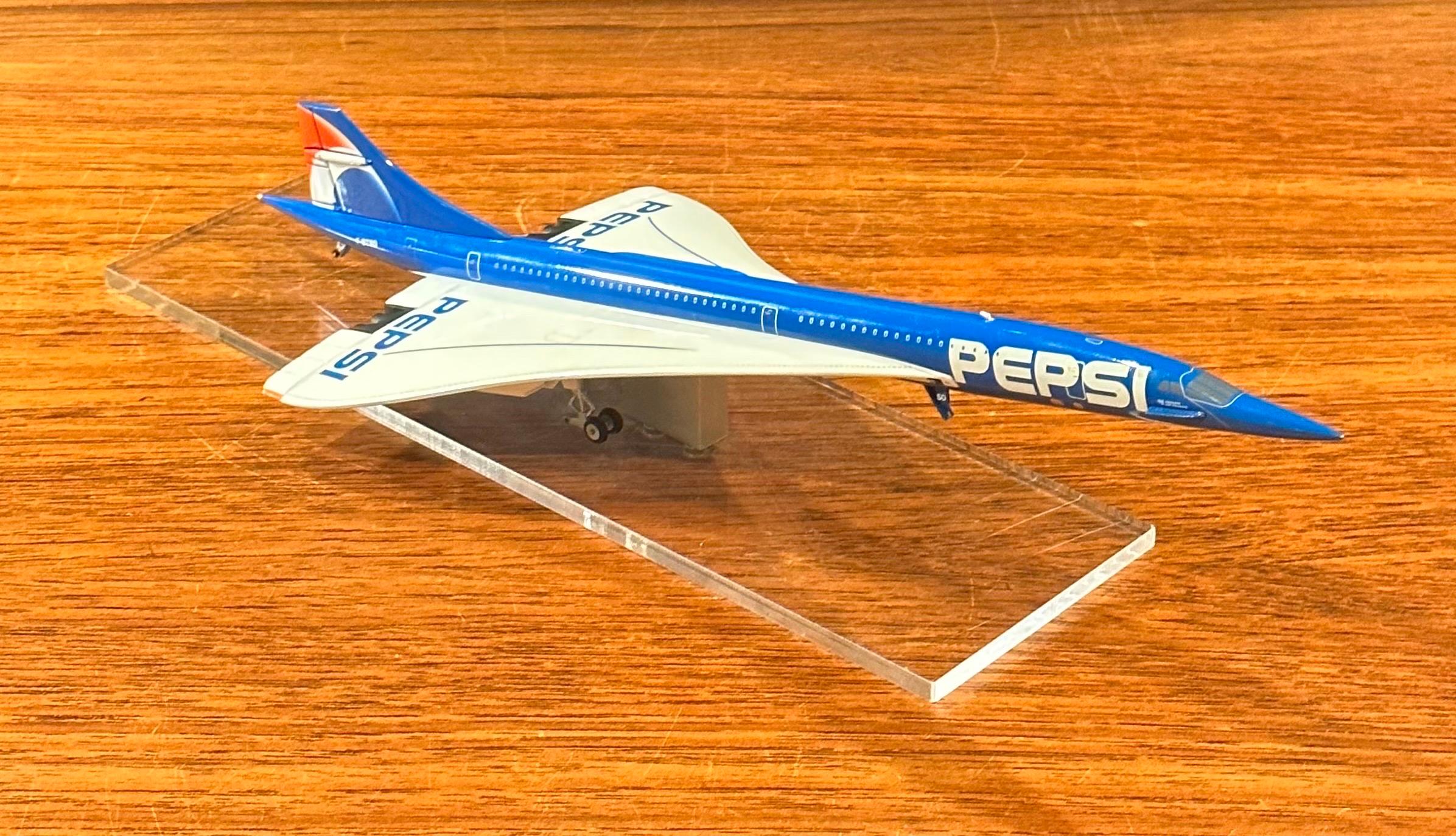 Japonais Modèle de bureau Concorde avec logo Pepsi sur base en lucite en vente