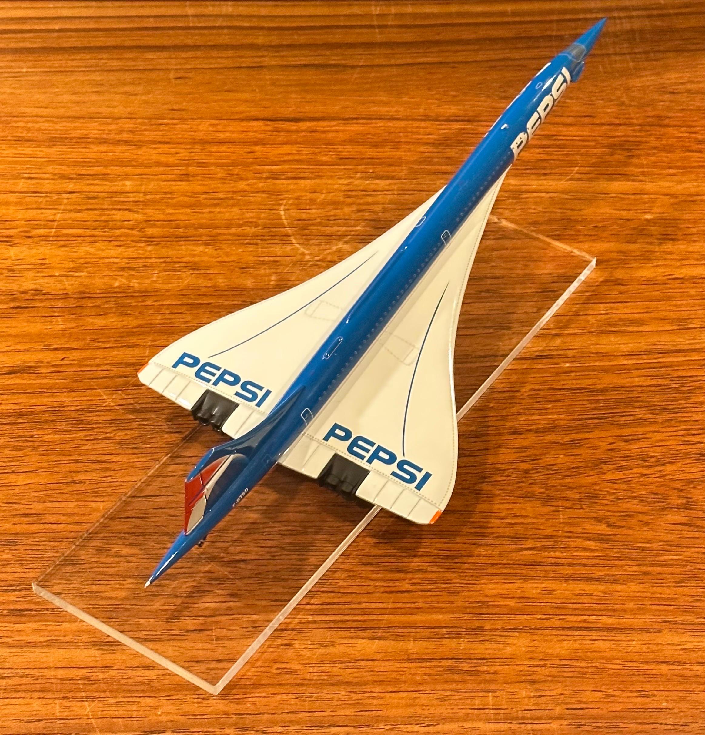Moulage Modèle de bureau Concorde avec logo Pepsi sur base en lucite en vente