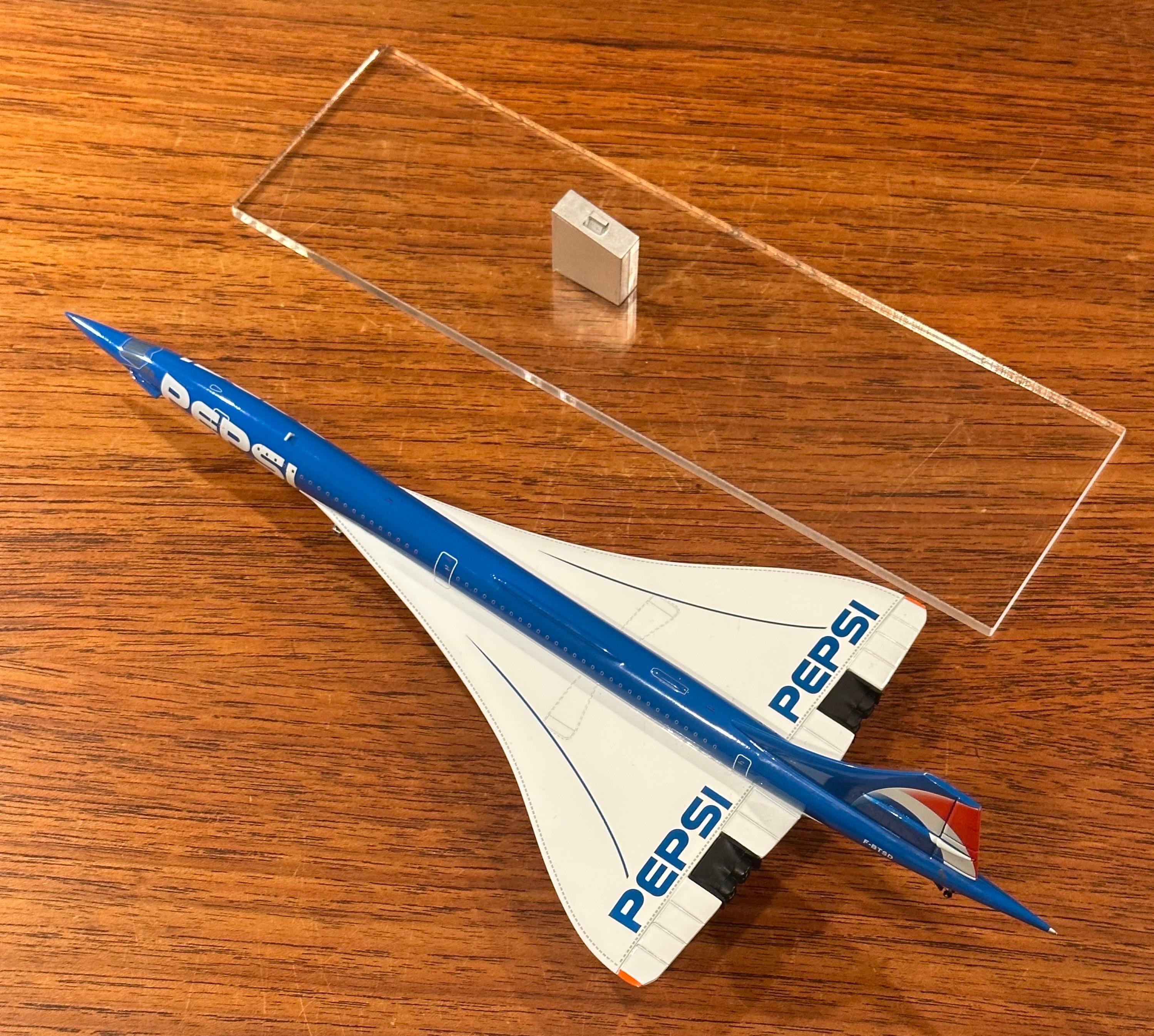 Métal Modèle de bureau Concorde avec logo Pepsi sur base en lucite en vente