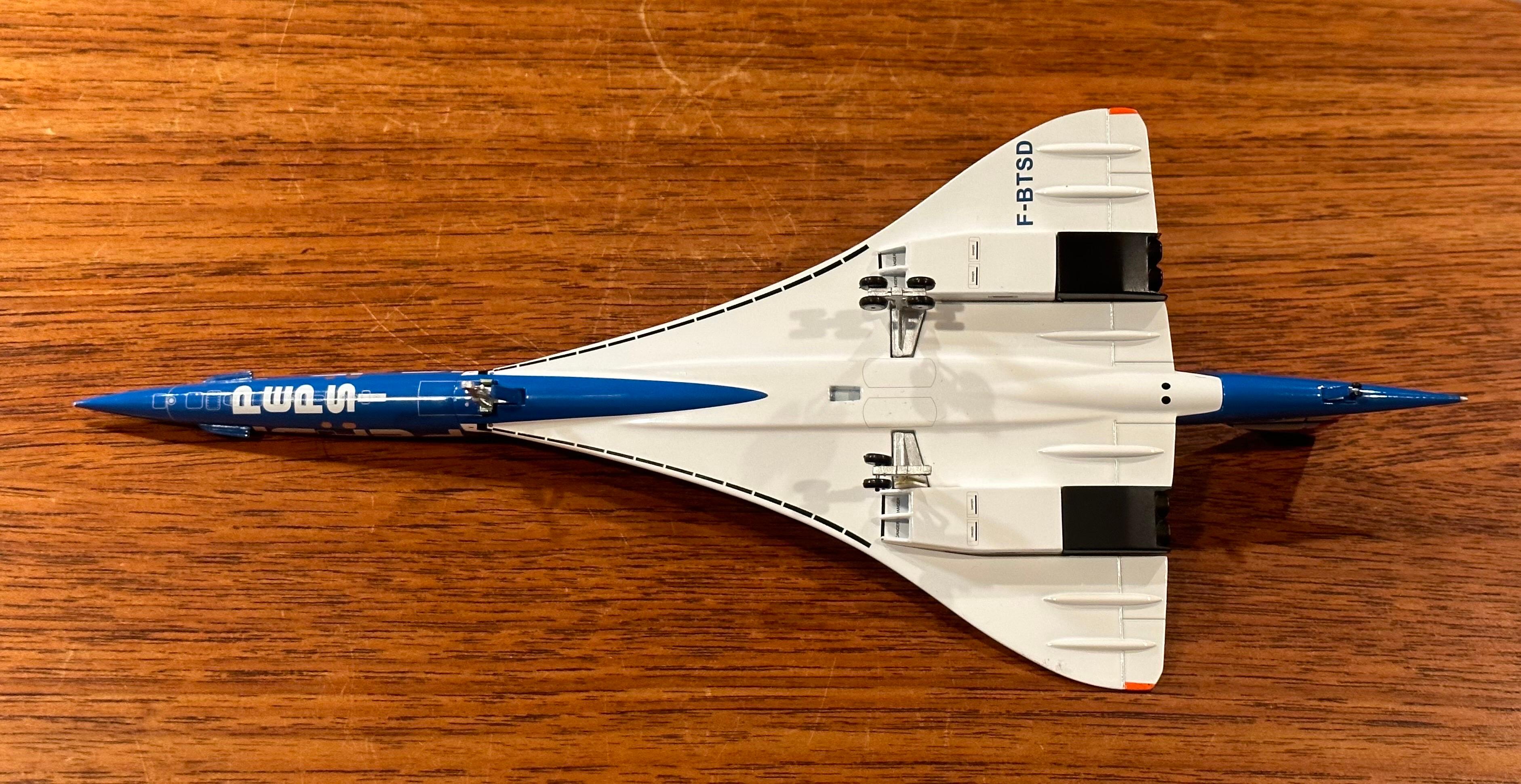 Modèle de bureau Concorde avec logo Pepsi sur base en lucite en vente 1